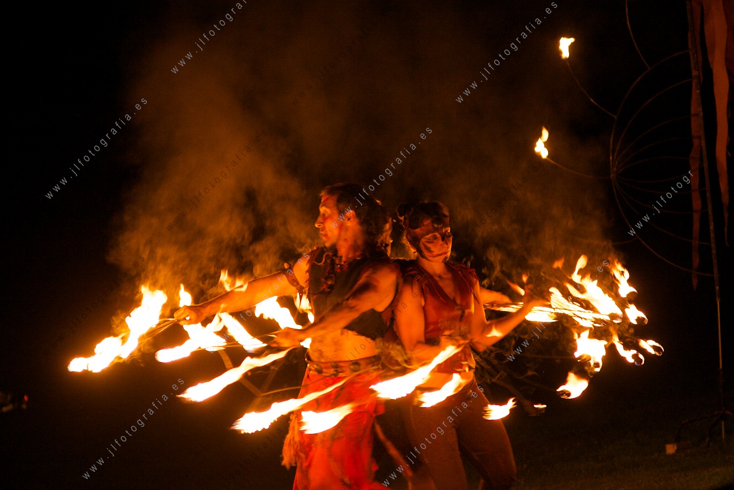 Malabaristas del fuego durante el espectáculo de las hogueras
