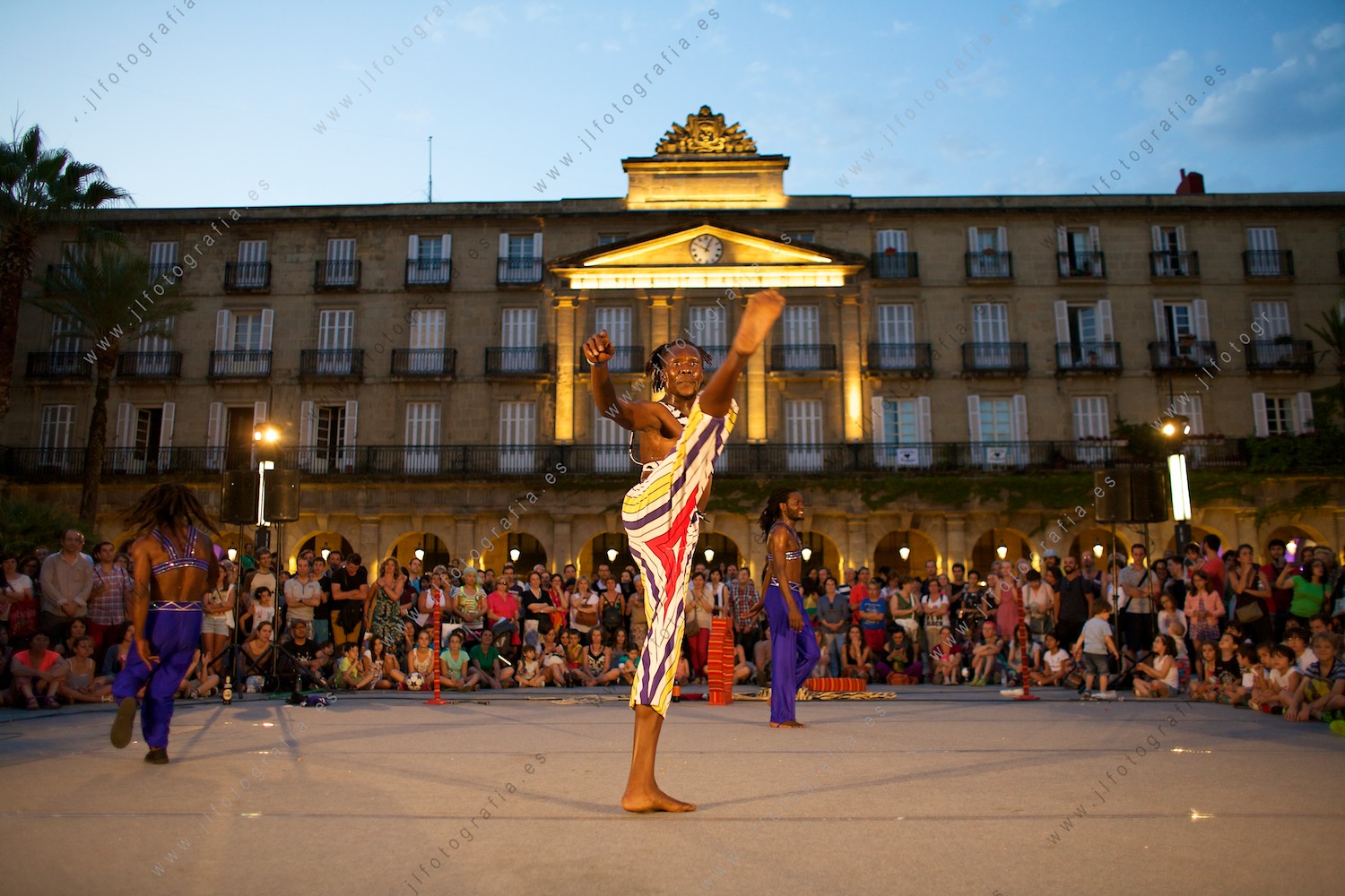 El acróbata keniatra de Afro Jungle Jeegs, en su actuación del Bilboko Kalealdia en la Plaza Nueva de Bilbao