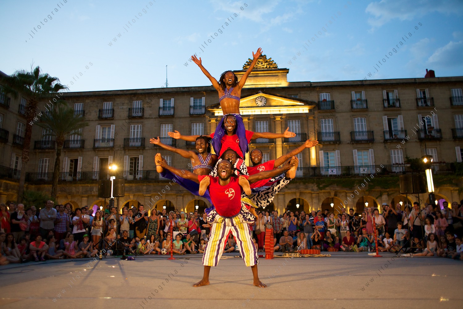 El grupo de espectáculo Afro Jungle Jeegs, en su actuación del Bilboko Kalealdia en la Plaza Nueva de Bilbao