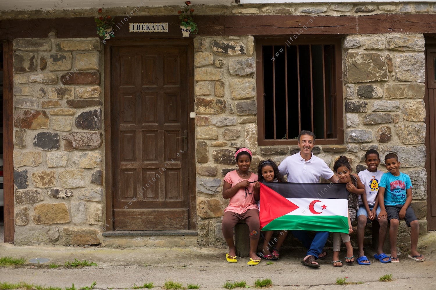 Javier Onaindía con el grupo de niños en la puerta de su casa