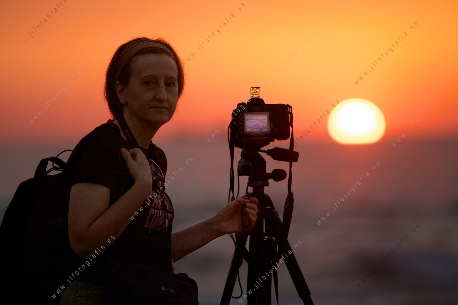 Josune Reoyo, durante la puesta, con su equipo fotográfico preparado para la foto de paisaje marino