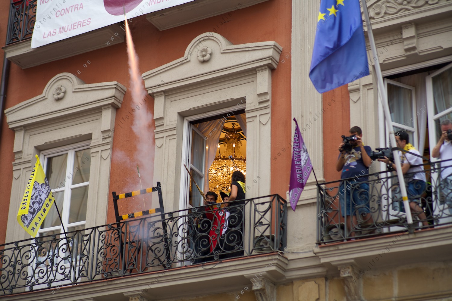 Momento del chupinazo en el balcón del ayuntamiento, que da comienzo a las fiestas de San Roque de Portugalete