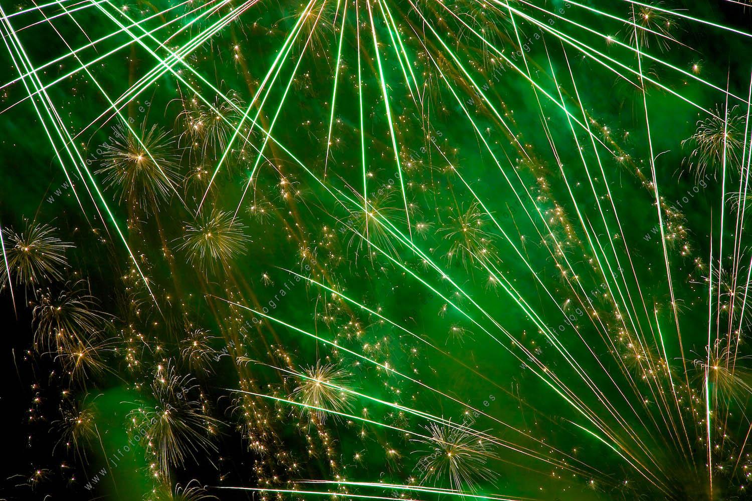 Fotografía de fuegos artificiales de la semana grande de fiestas de Bilbao, detalle de fuegos constelación de explosiones verdes