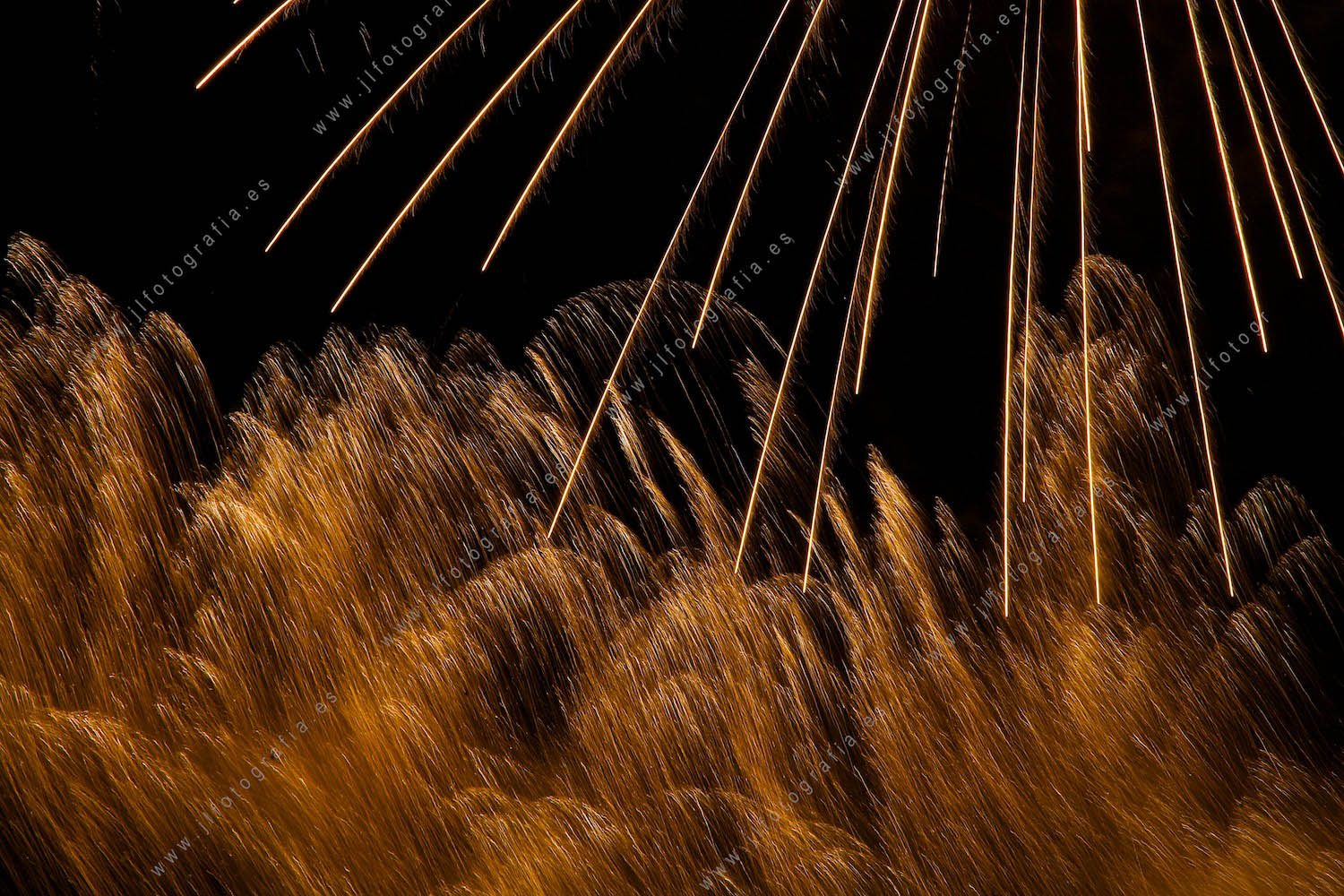Fotografía de fuegos artificiales de la semana grande de fiestas de Bilbao, detalle de fuegos dos texturas