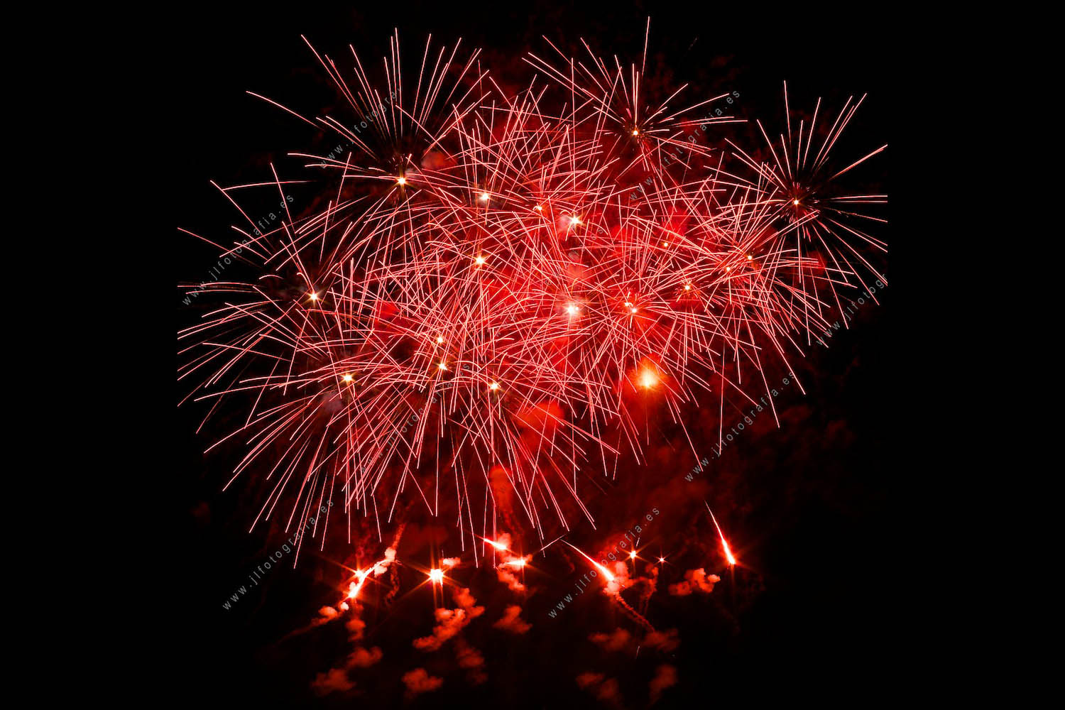 Fotografía de fuegos artificiales de la semana grande de fiestas de Bilbao, detalle de fuegos de palmeras rojas desde Miribilla