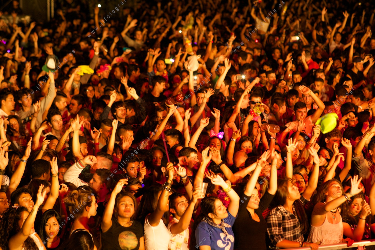 miles de adolescentes en el parque Europa durante la sesión de música dance de la Máxima FM en la aste nagusia de Bilbao