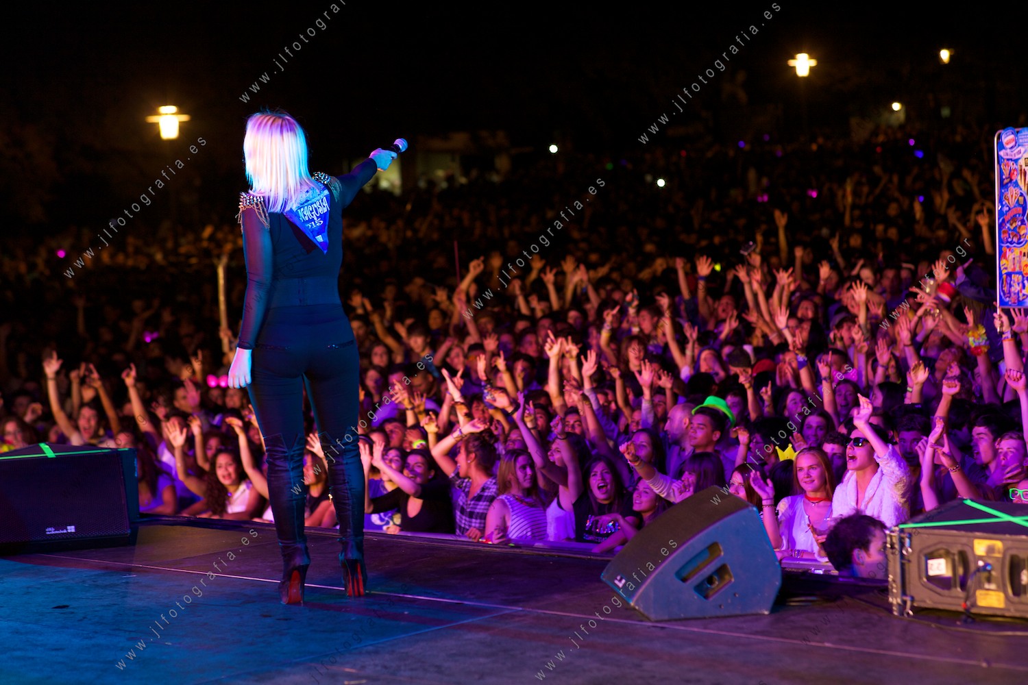 Aina Mara, durante su actuación en la sesión dance de Máxima FM en el parque Euroa de Bilbao, en aste Nagusia frente a miles de adolescentes