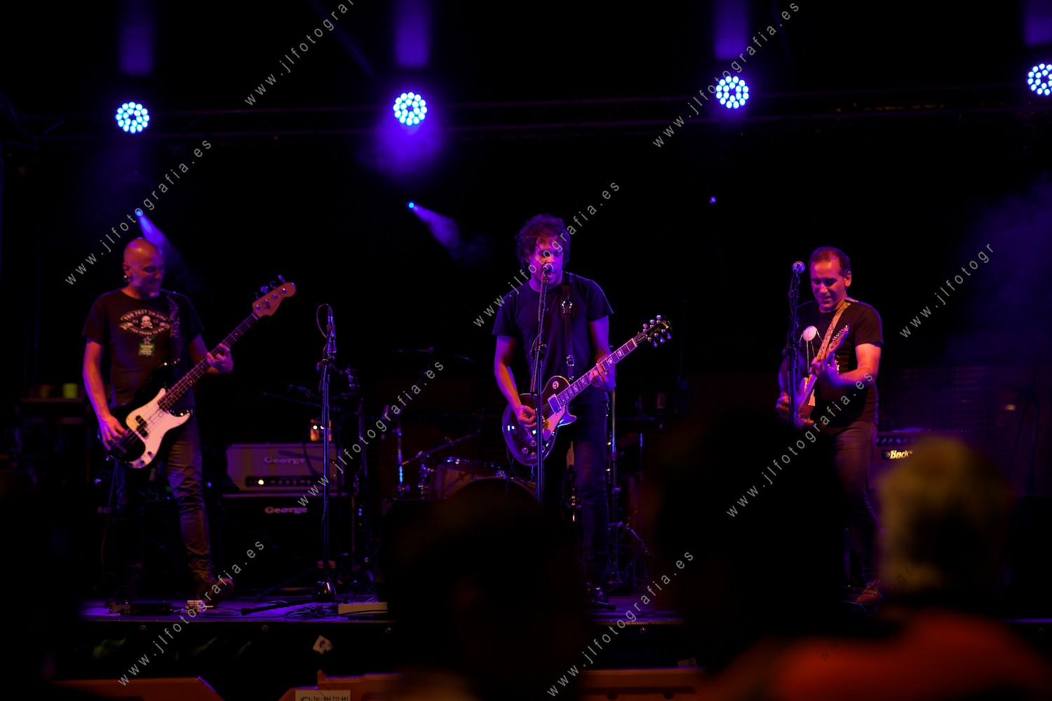 Grupo de rock tocando en uno de los muchos escenarios de las txoznas en la semana grande de fiestas de Bilbao