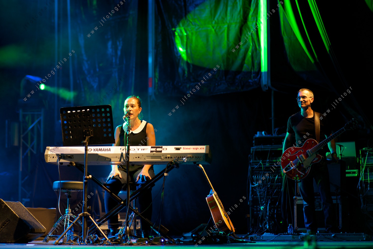 Detalle de la cantante, sentada al teclado durante su actuación en la Plaza Nueva de Bilbao en aste nagusia