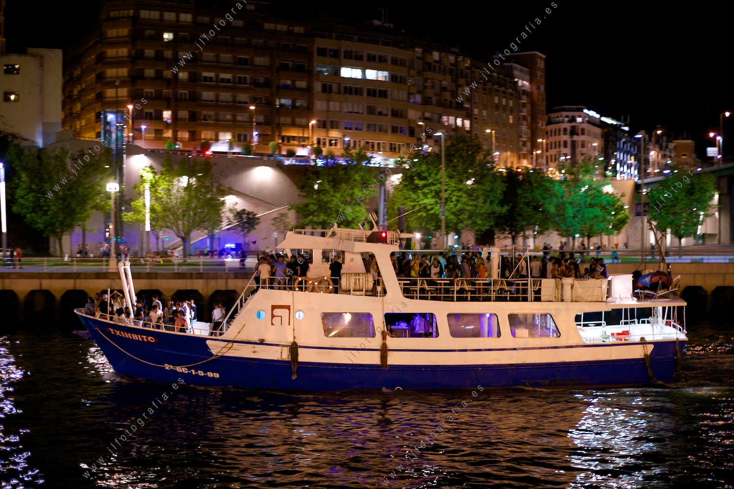 El barco Tximbito es un clásico en la ría bilbaina del Nervión, para ofrecer diversión durante las fiestas de Bilbao