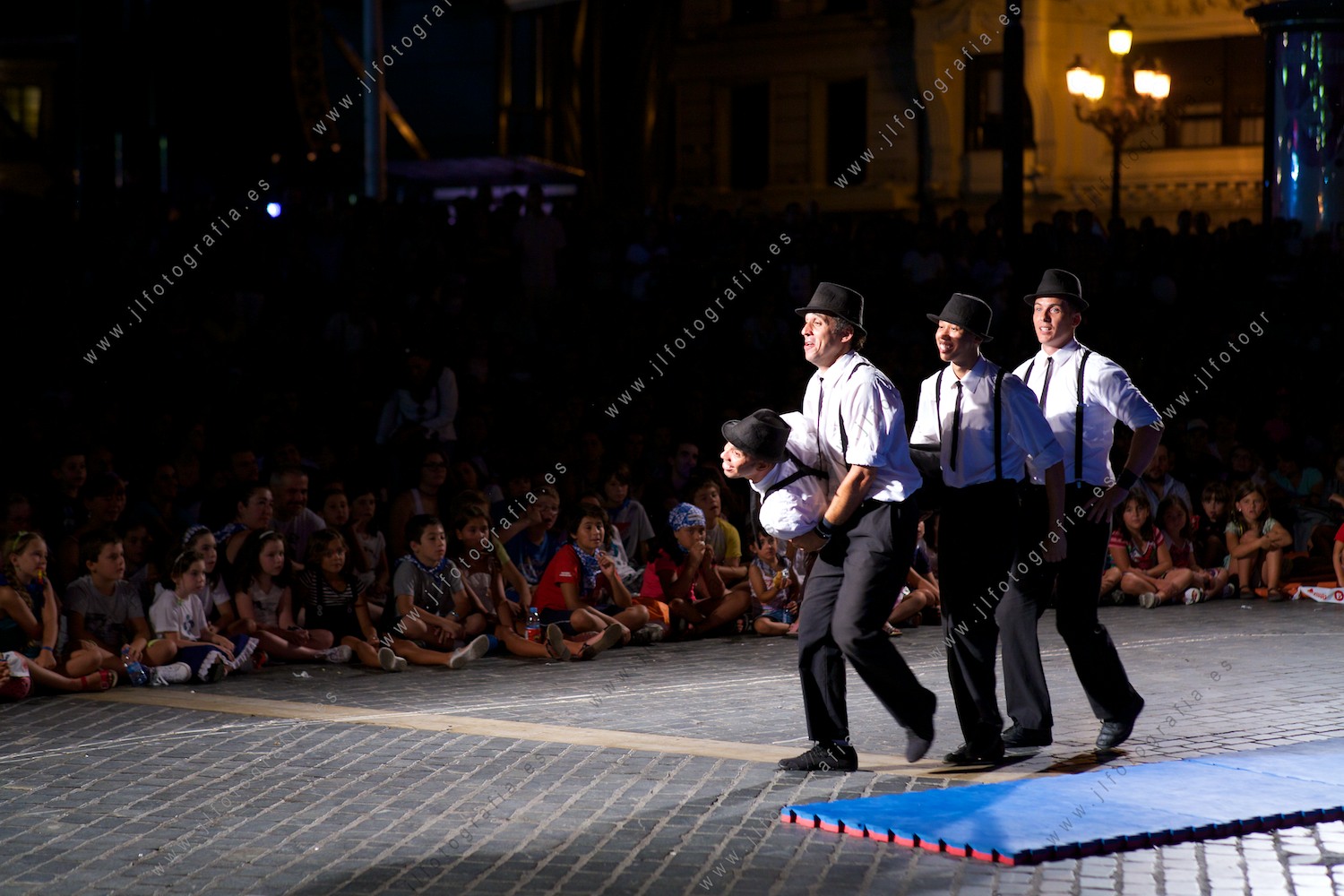 Una de las muchas actuaciones de teatro de calle, durante la aste nagusia de Bilbao, en la plaza del Arriaga