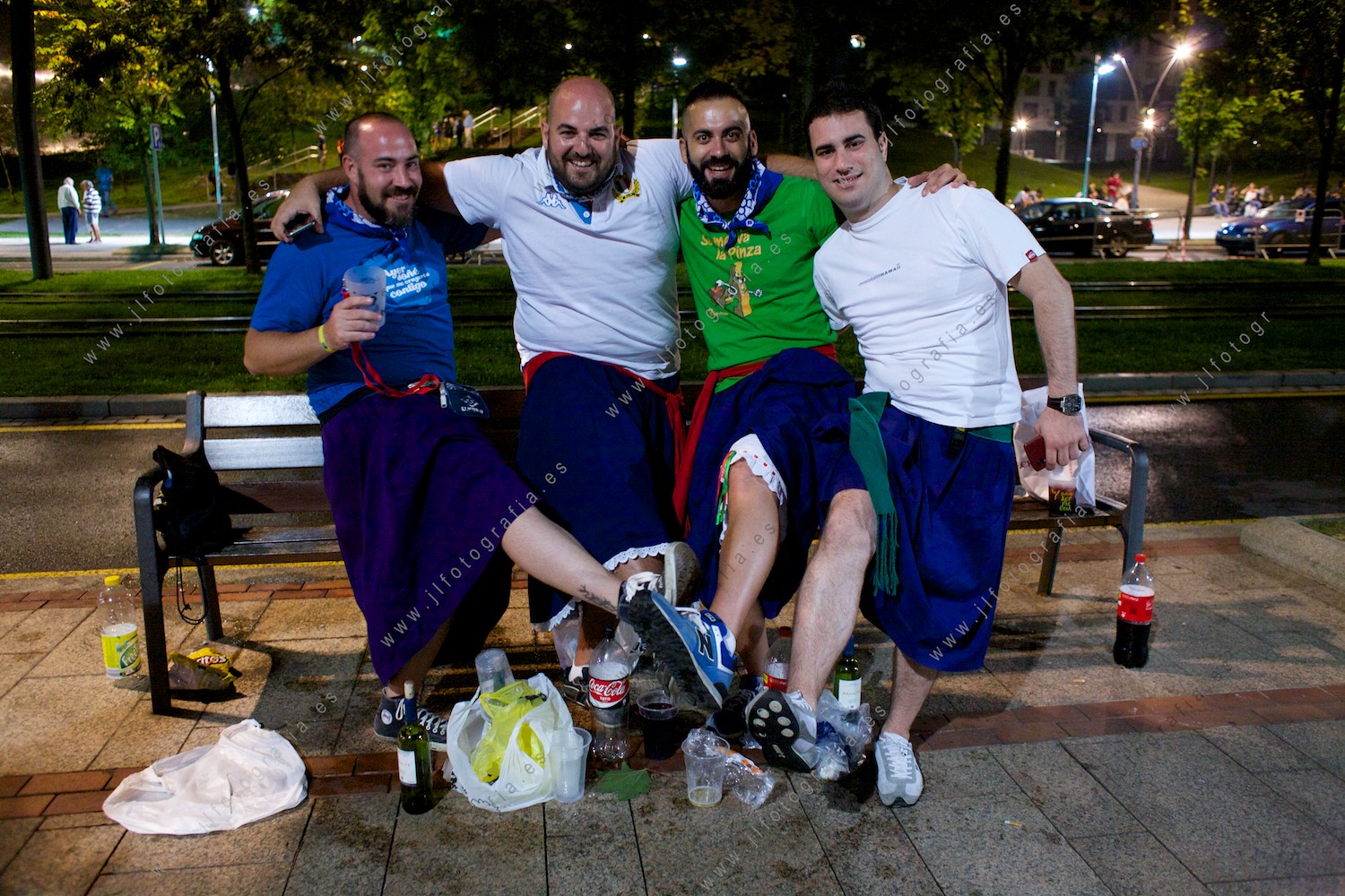 Grupo de arrantzales con falda y a lo loco en fiestas de Bilbao dándolo todo, diversión y buen humor