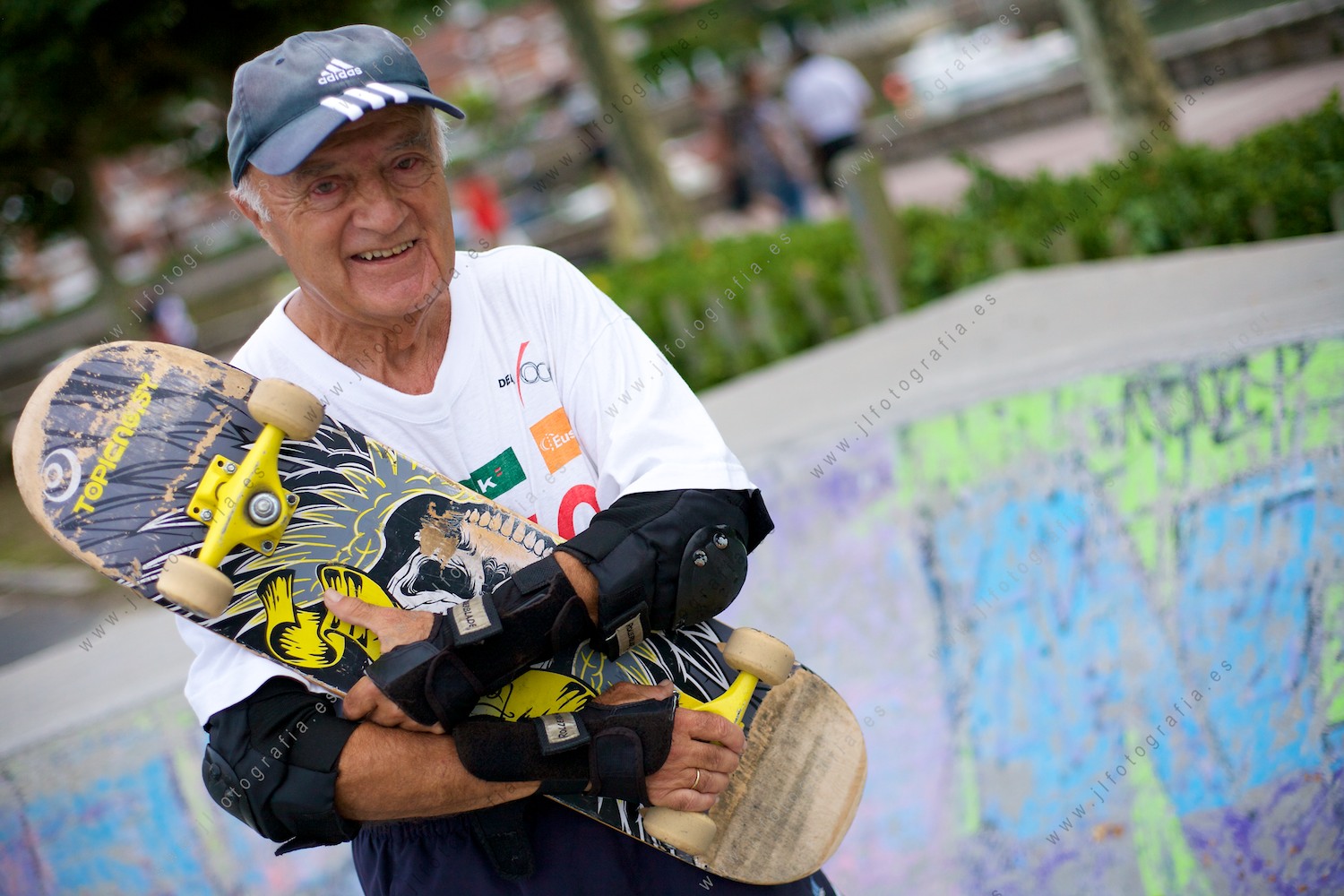 Retrato de abuelo, joven de espíritu y lleno de vitalidad con un skate en Plentzia