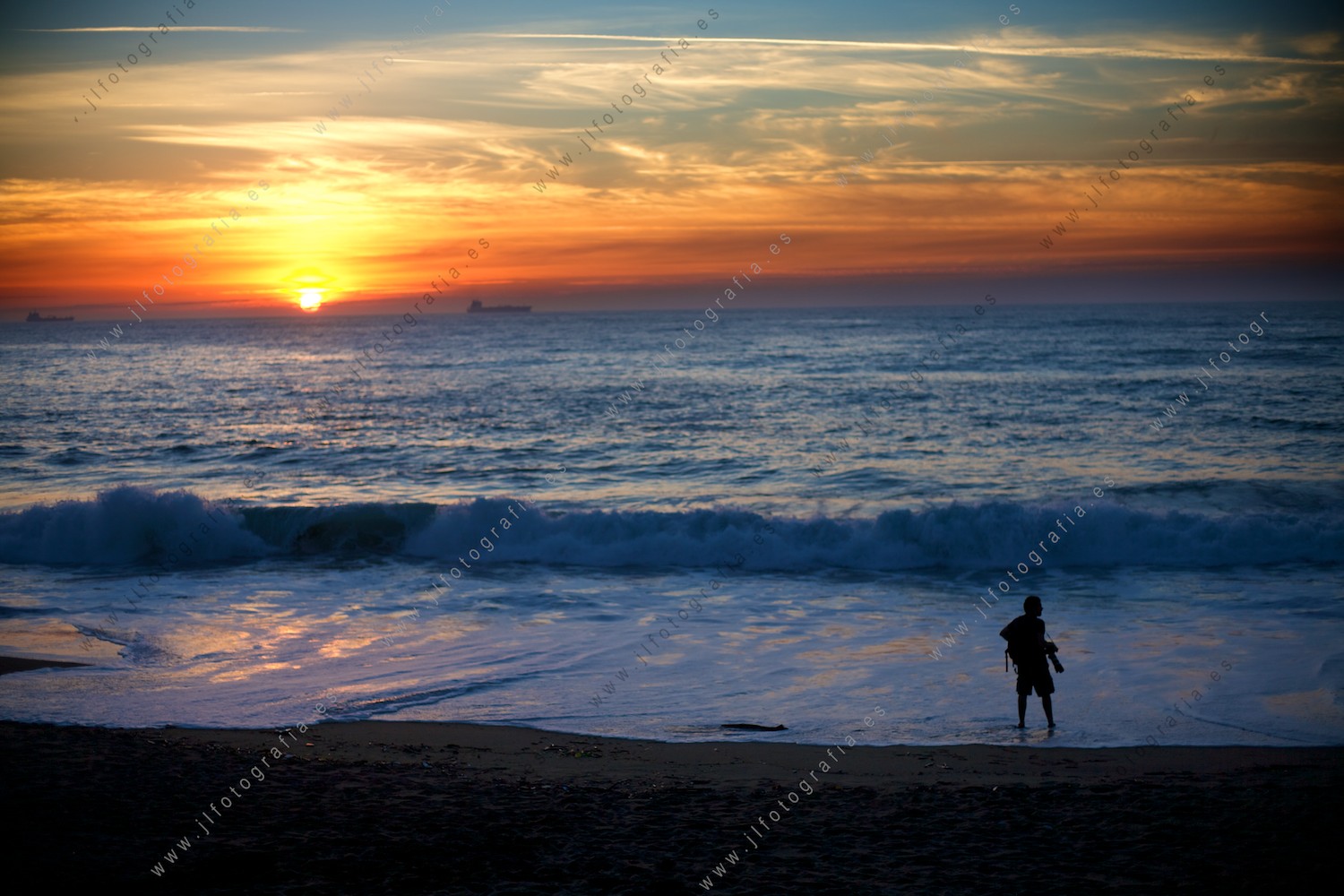 Fotógrafo, durante la puesta de sol, buscando su encuadre más fotogénico