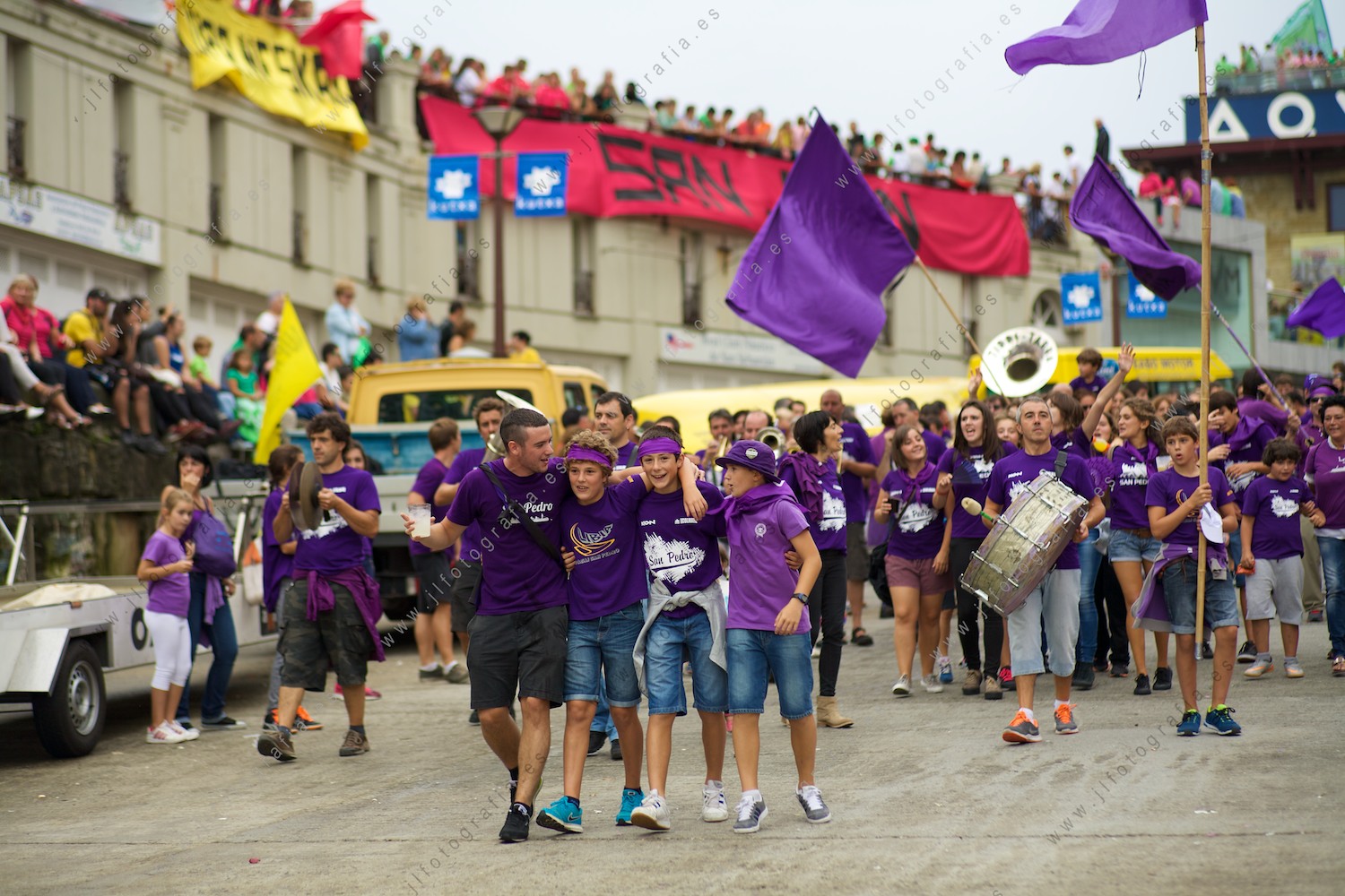La multitud de aficionados de Pasajes de San Pedro, los morados, que bajan al embarcadero a animar a su club en la bandera de la Concha de Donostia
