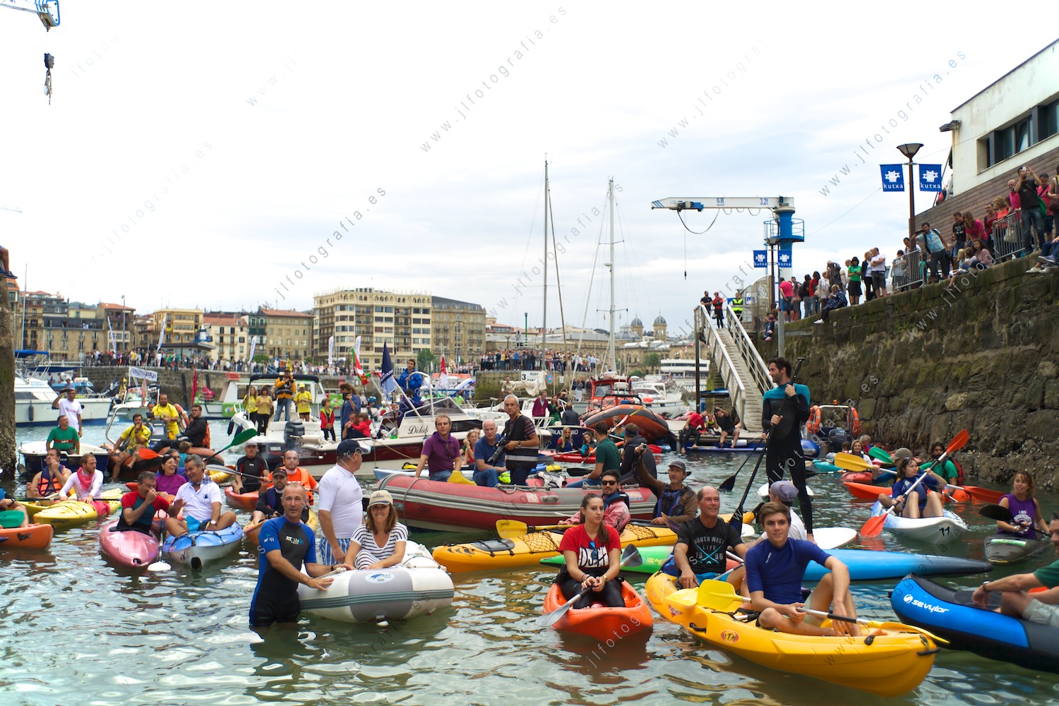 el puerto de Donostia lleno de todo tipo de embarcaciones celebrando la victoria de Urdaibai en la bandera de la Concha de Donostia