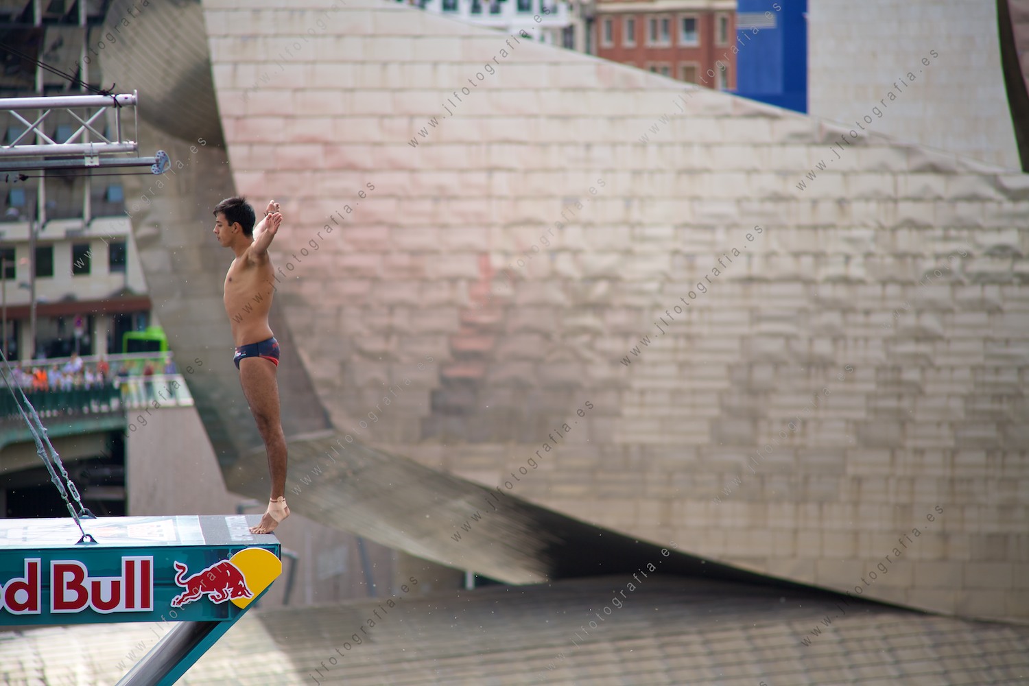 Saltador clavadista preparado para lanzarse a las aguas del Nervión en el Red Bull Cliff Diving en Bilbao