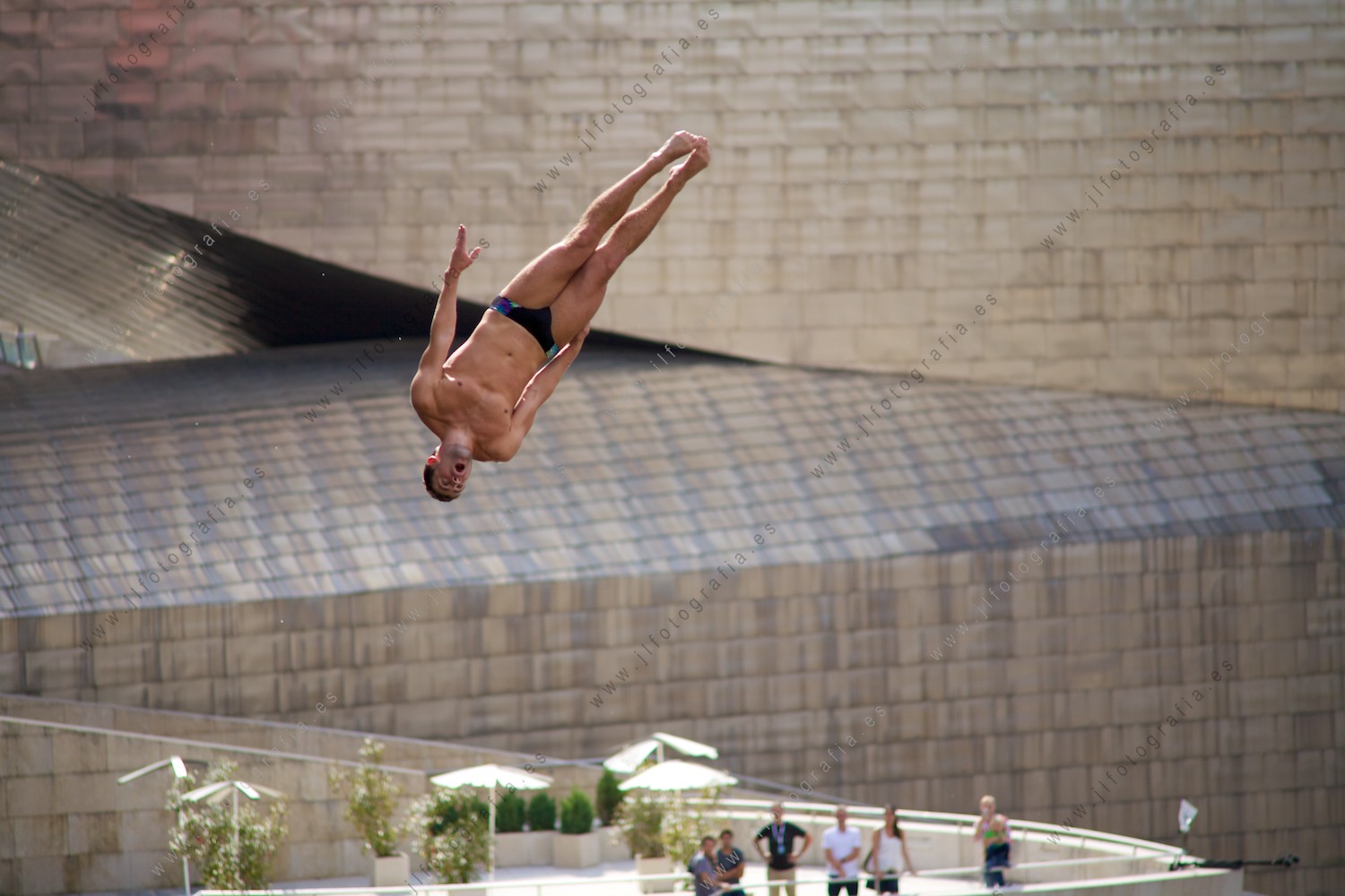 Saltador clavadista contralando la entrada al agua en el Red Bull Cliff Diving en Bilbao