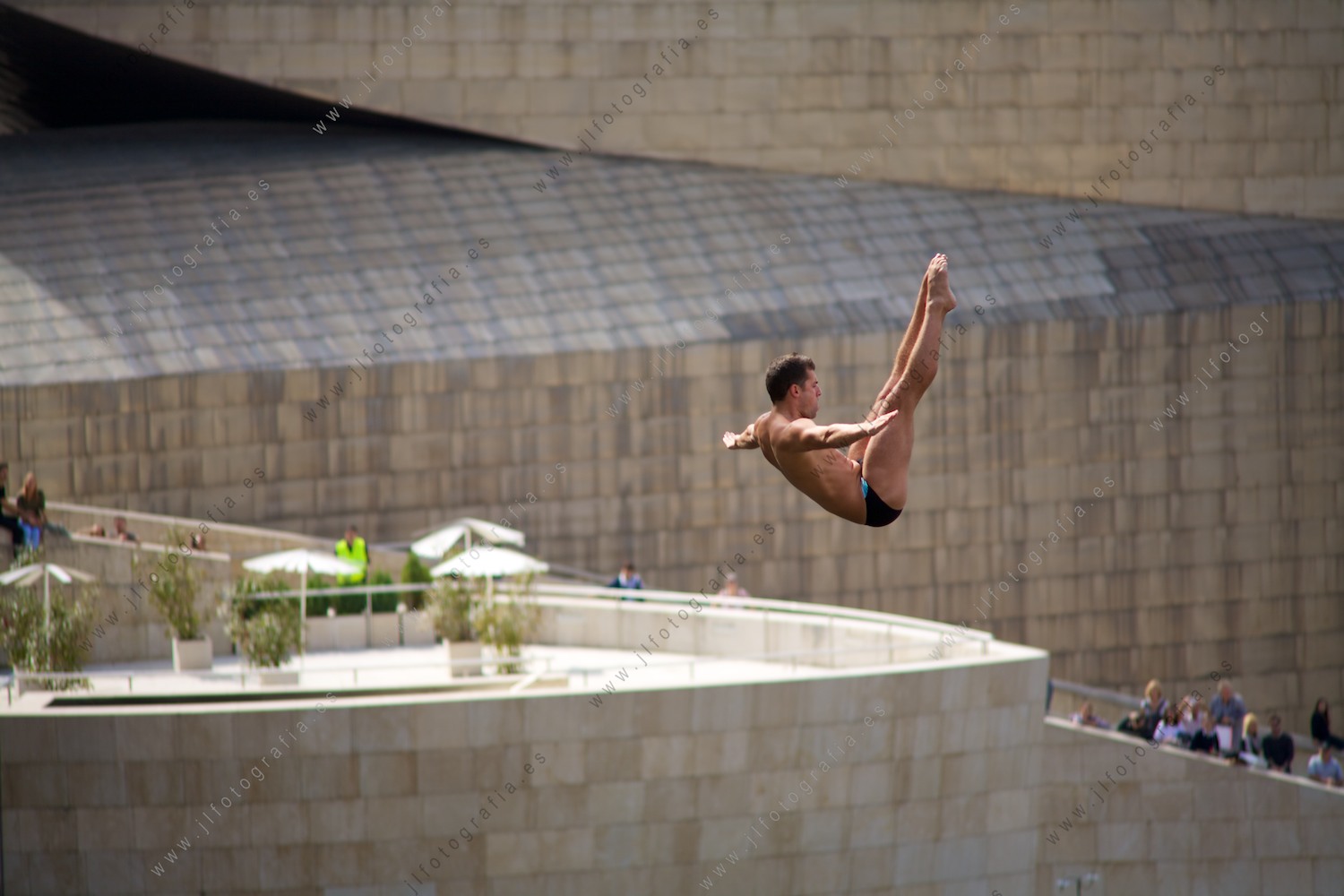 Pose espectacular durante el Red Bull Cliff Diving en Bilbao con el museo Guggenheim como testigo