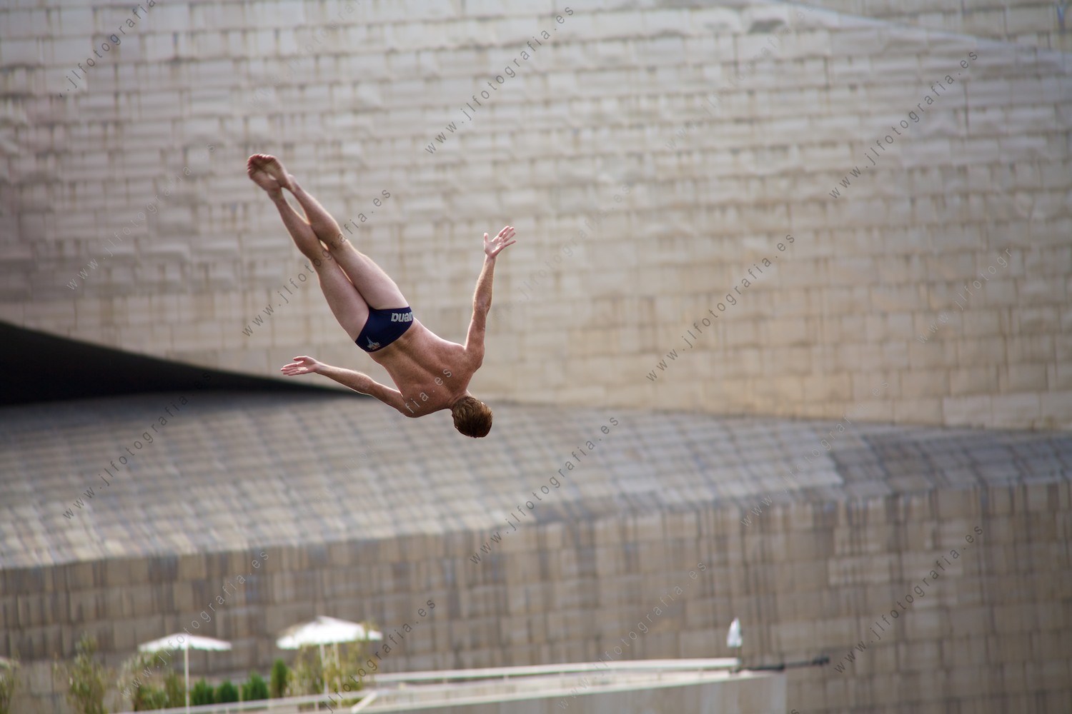 Detalle del salto de un clavadista en la copetición de en el Red Bull Cliff Diving en Bilbao