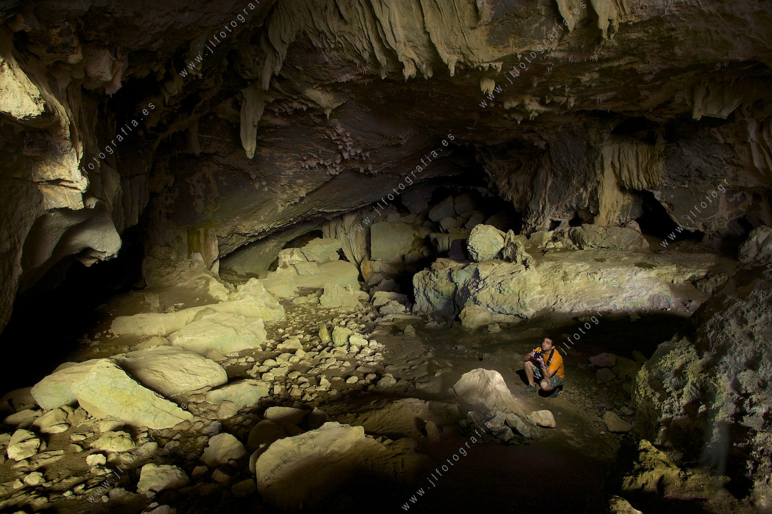 Retrato del fotógrafo Iñaki Piñero, en la cueva de Baltzola, en Dima. 