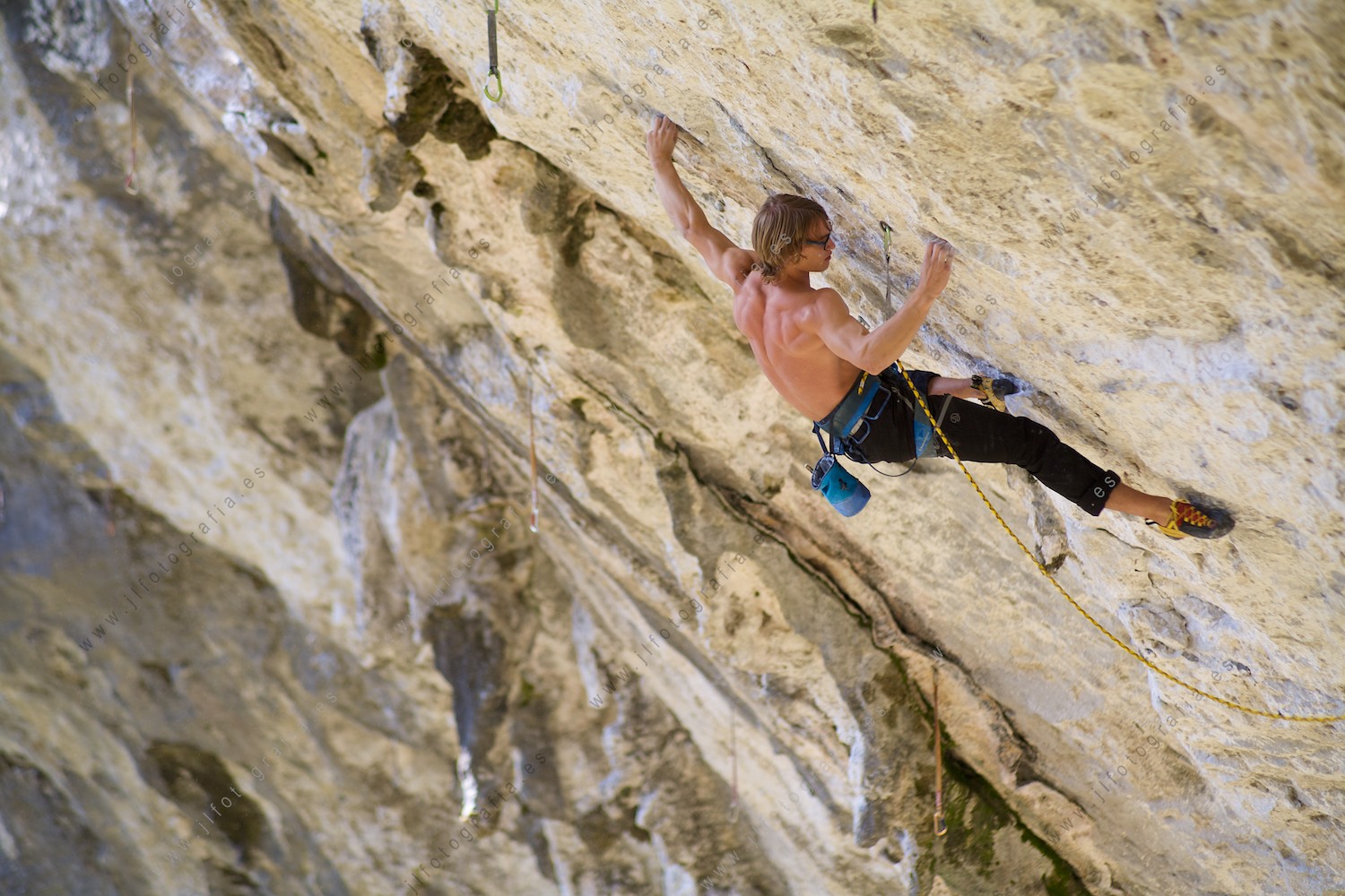 Un escalador, trazando una de las rutas de escalada 9B+ la más difícil que existe, en la cueva de Baltzola