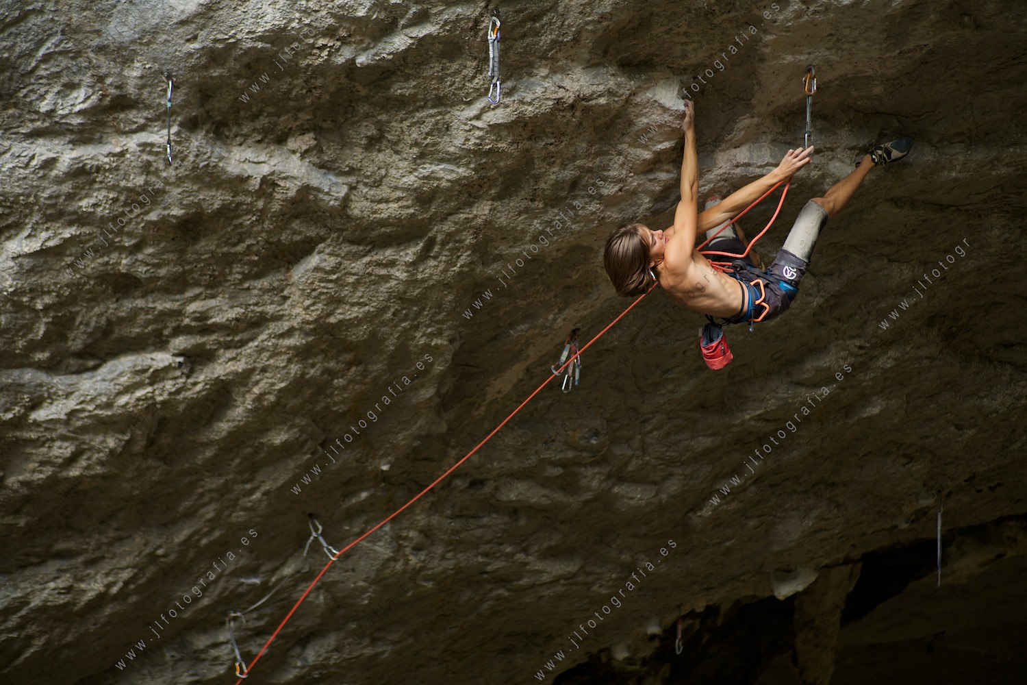 Un escalador en las paredes de la cueva de Baltzola, de dificultad 9A, en Dima