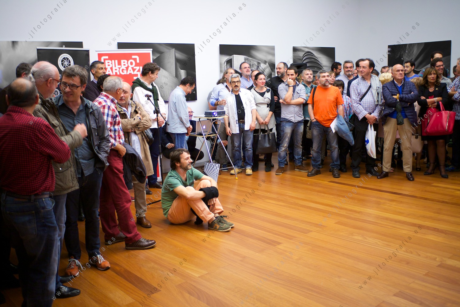 Agustín Sagasti, fotógrafo profesional durante la presentación de su exposición al poner un audiovisual