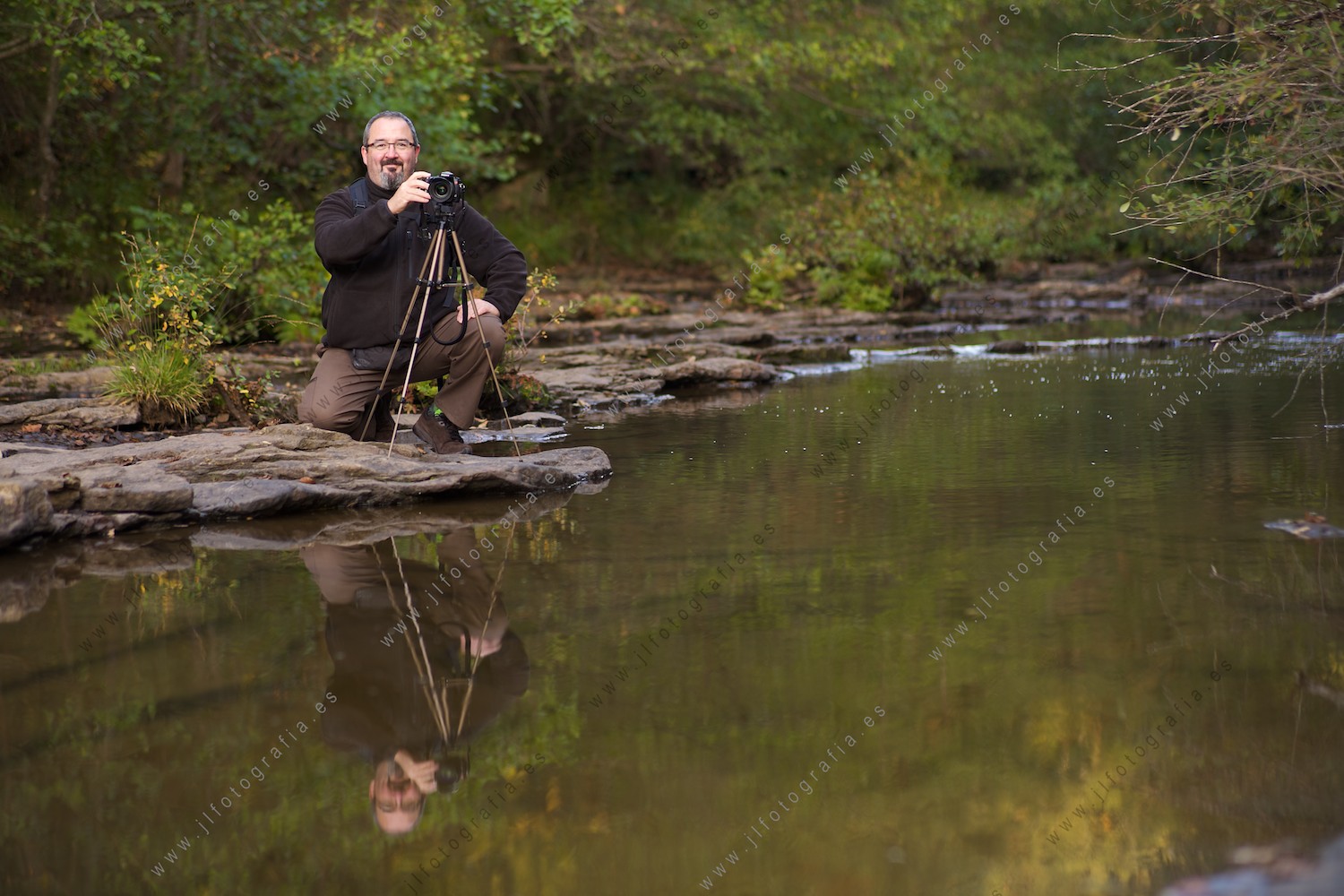Jesús Rivera, fotógrafo socio de Denbora, haciendo fotos en el río del parque natural del Gorbea