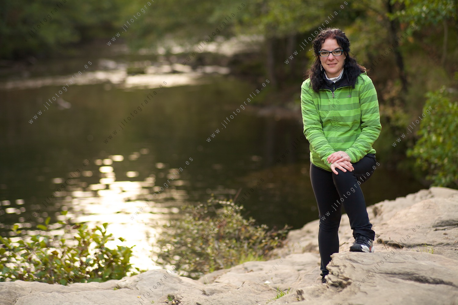 Nerea Briones, miembro de EQUO, posando en el río del parque natural del Gorbea