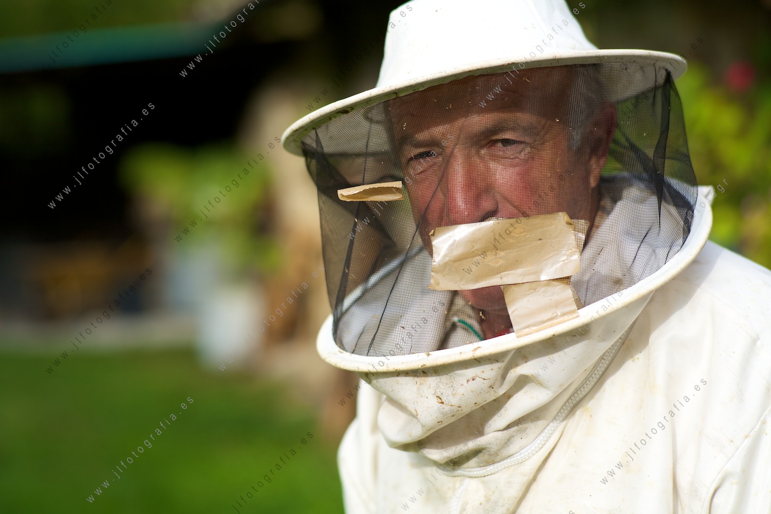 primer plano de un apicultor en el parque natural del Gorbea, posando antes de trabajar en las colmenas