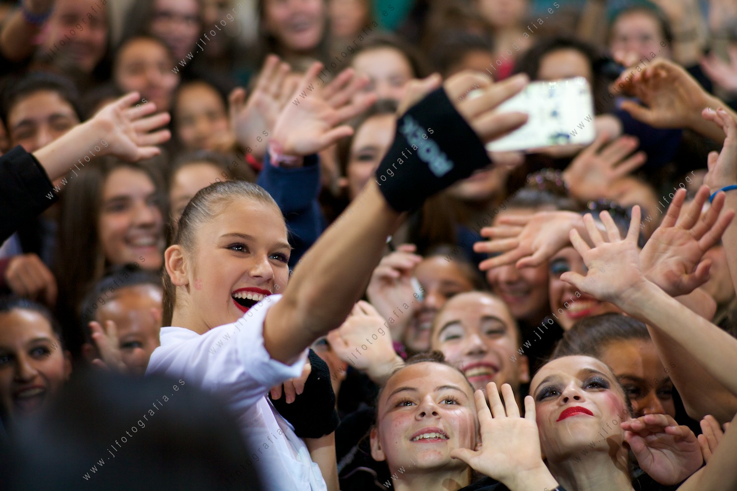 Gimnasta haciéndose un selfie con las fans al terminar la gala del Euskalgym 10 de 2015 celebrado en el Fernando Buesa Arena de Vitoria