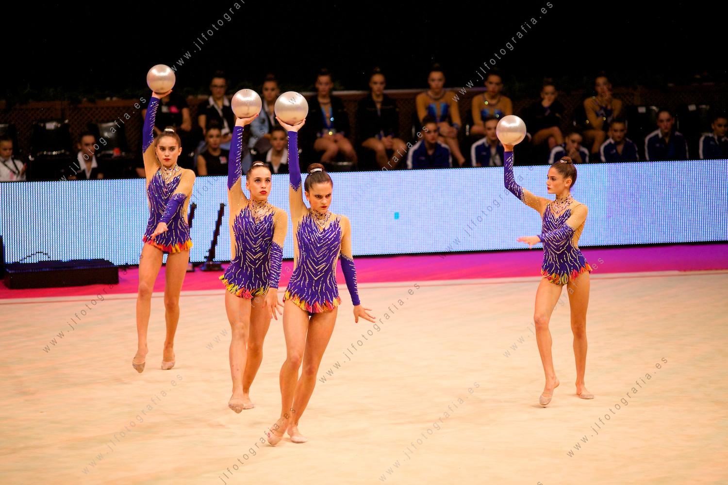 gimnasia rítmica de equipos en la gala del Euskalgym 10 de 2015 celebrado en el Fernando Buesa Arena de Vitoria