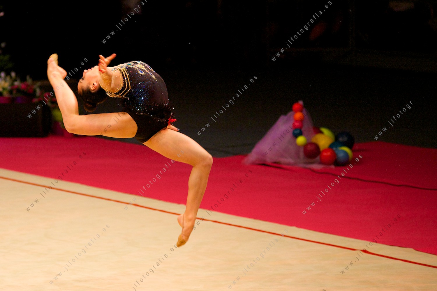 espectacular salto de una gimnasta durante la gala del Euskalgym 10 de 2015 celebrado en el Fernando Buesa Arena de Vitoria