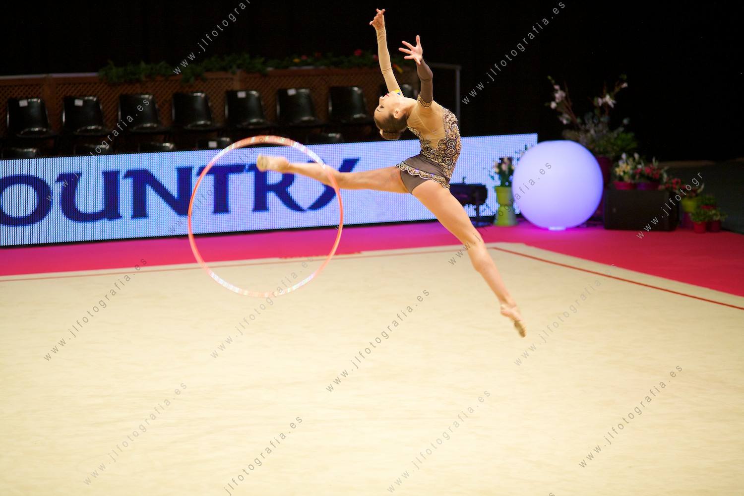 salto espectacular con aro en la gala del Euskalgym 10 de 2015 celebrado en el Fernando Buesa Arena de Vitoria