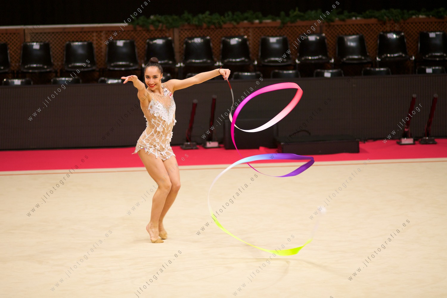 actuación de una gimnasta con una cinta en la gala del Euskalgym 10 de 2015 celebrado en el Fernando Buesa Arena de Vitoria