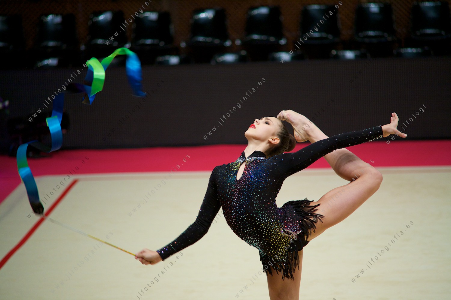 gala del Euskalgym 10 de 2015 celebrado en el Fernando Buesa Arena de Vitoria, gimnasta en pleno ejercicio con la cinta