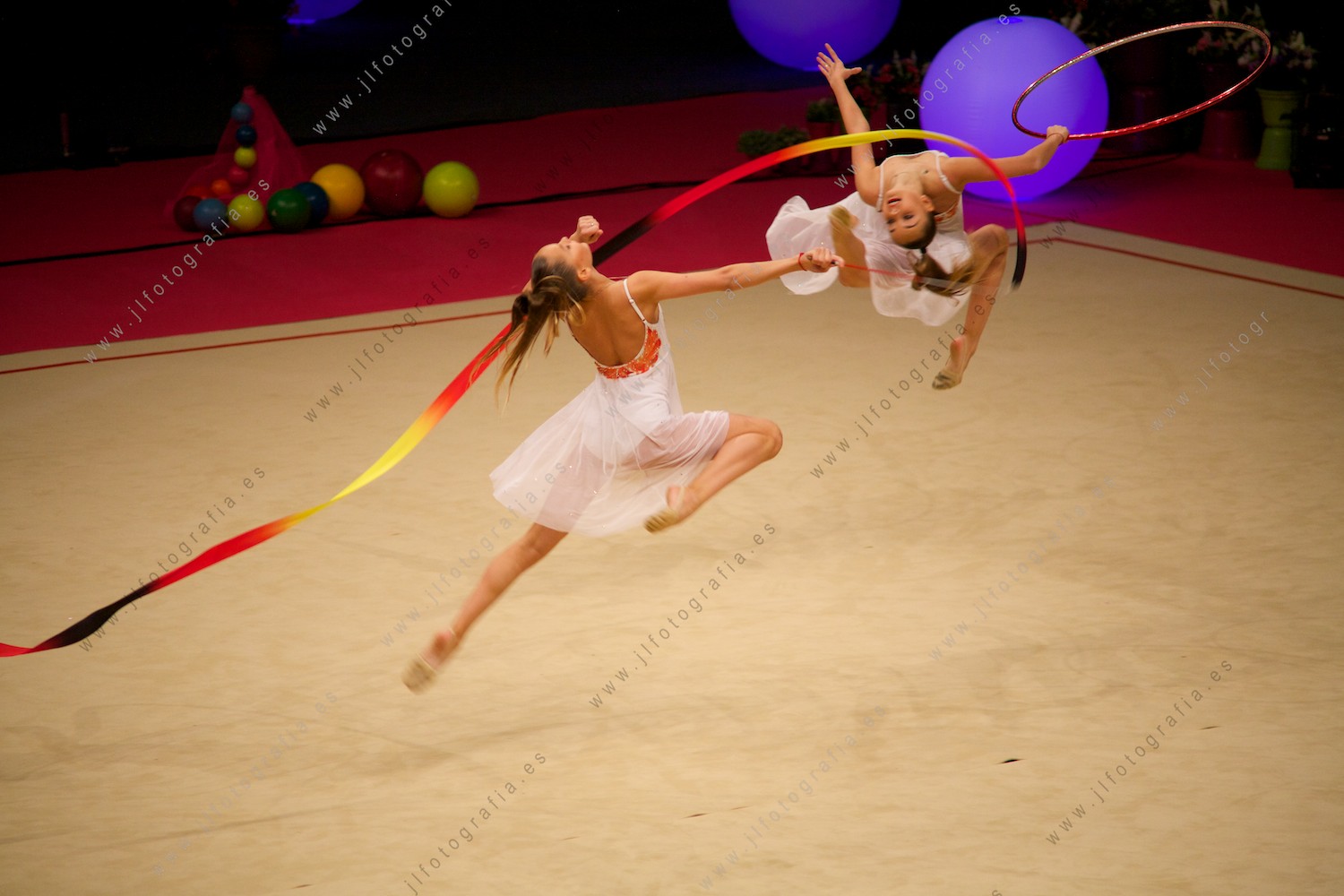 saldo de dos gimnastas en la gala del Euskalgym 10 de 2015 celebrado en el Fernando Buesa Arena de Vitoria.