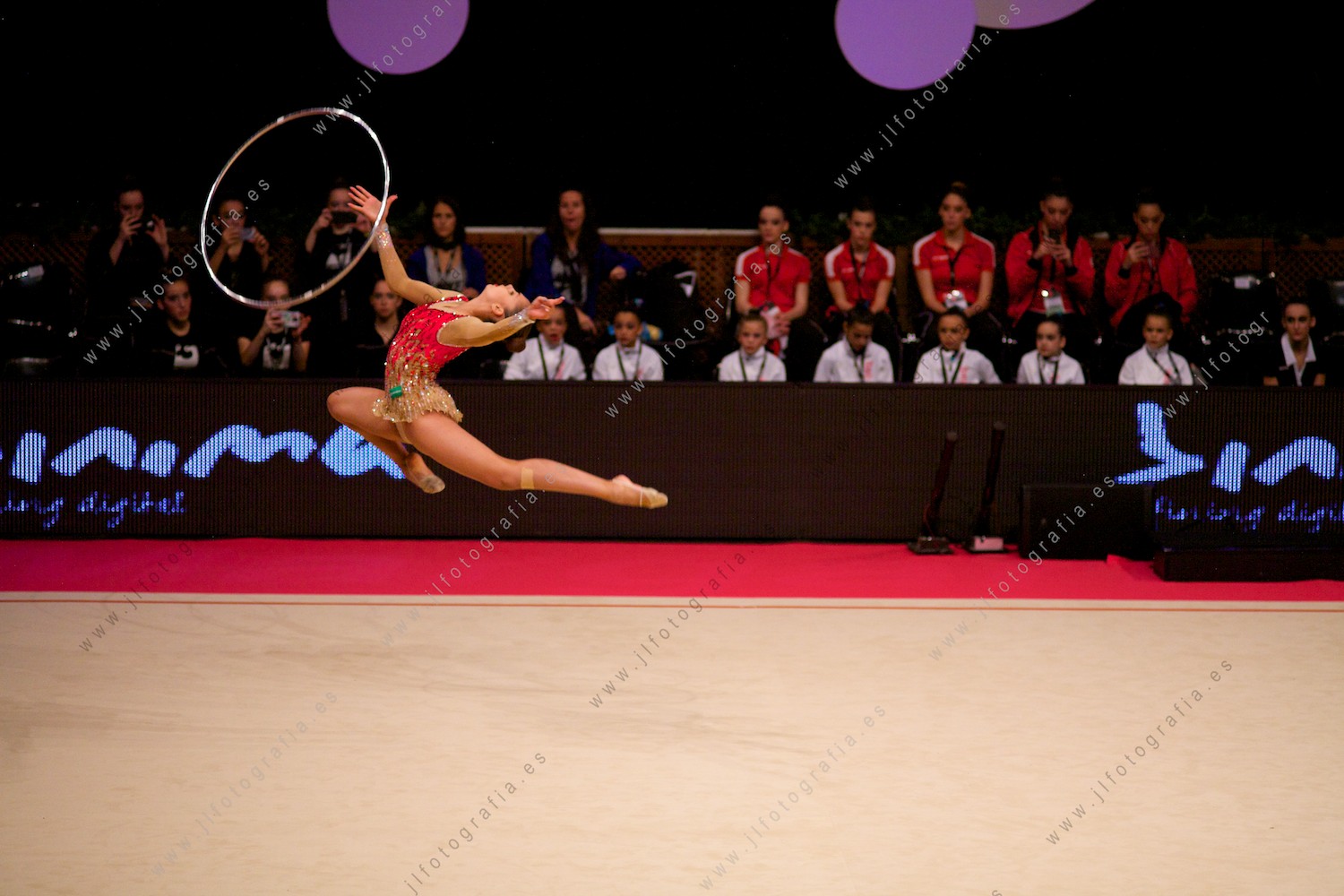 salto impresionante de una gimnasta en la gala del Euskalgym 10 de 2015 celebrado en el Fernando Buesa Arena de Vitoria