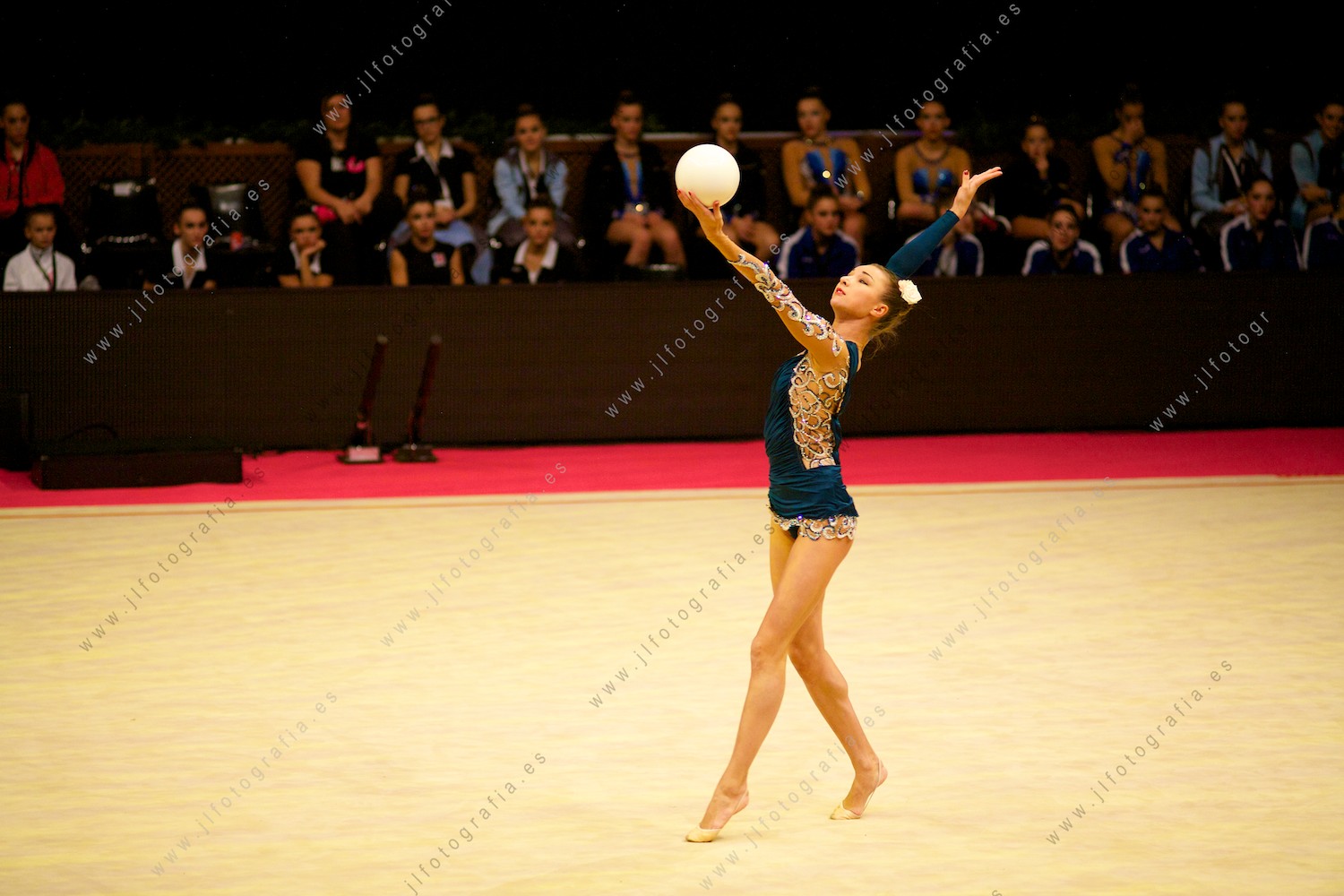 gimnasta con la pelota en la gala del Euskalgym 10 de 2015 celebrado en el Fernando Buesa Arena de Vitoria