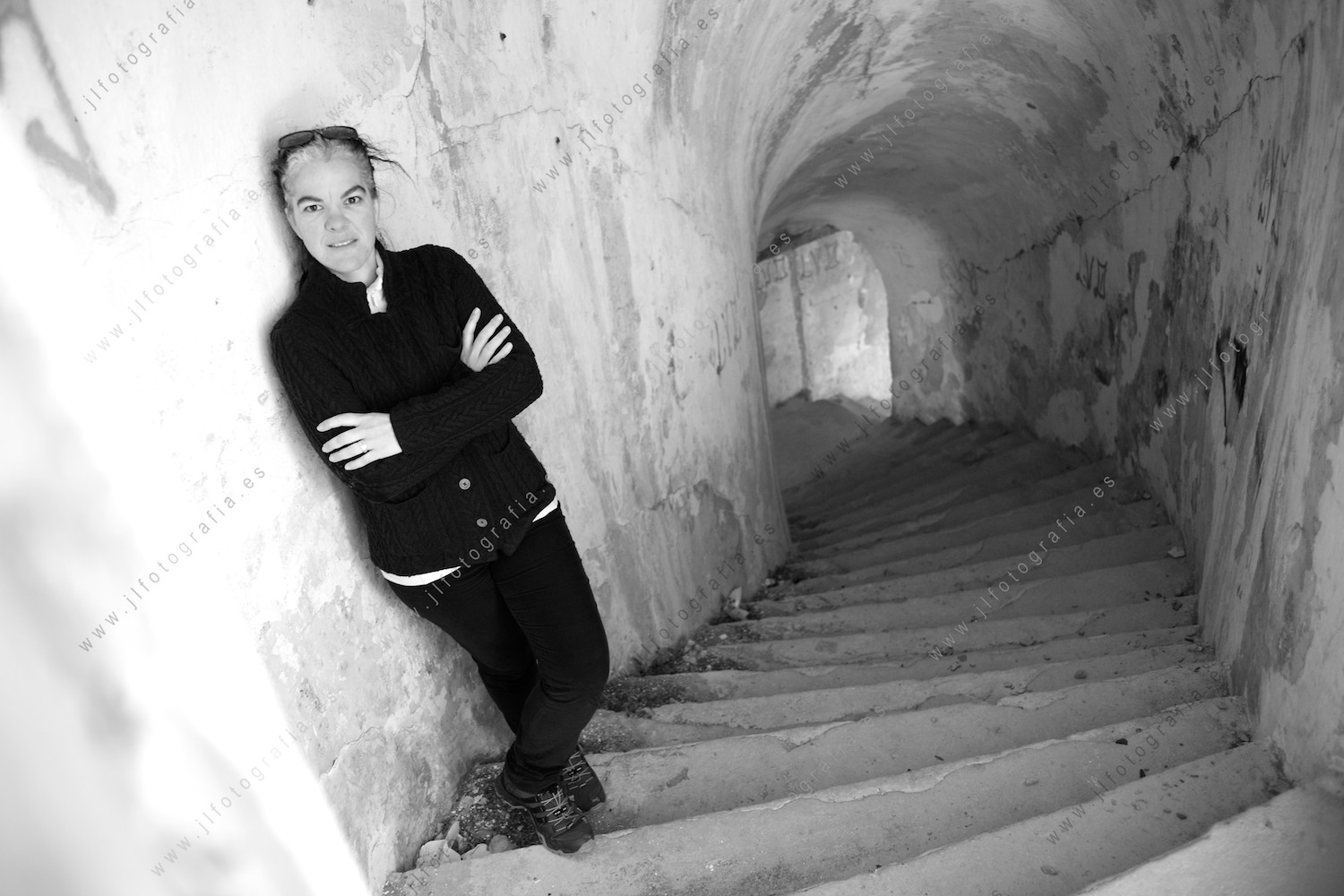 Nerea Briones en uno de los túneles del fuerte de Punta Lucero