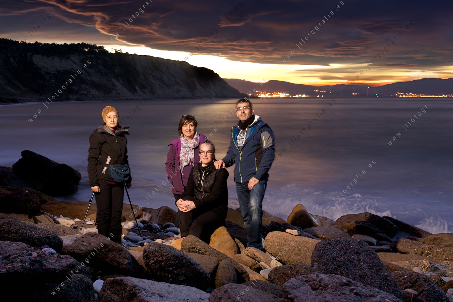 Grupo de compañeros de Denbora, con los que disfruto en las salidas fotográficas. Playa de Azkorri.