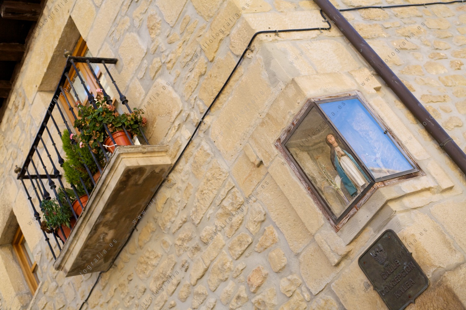 Detalle de una fachada en Elciego con una figura de la Virgen.