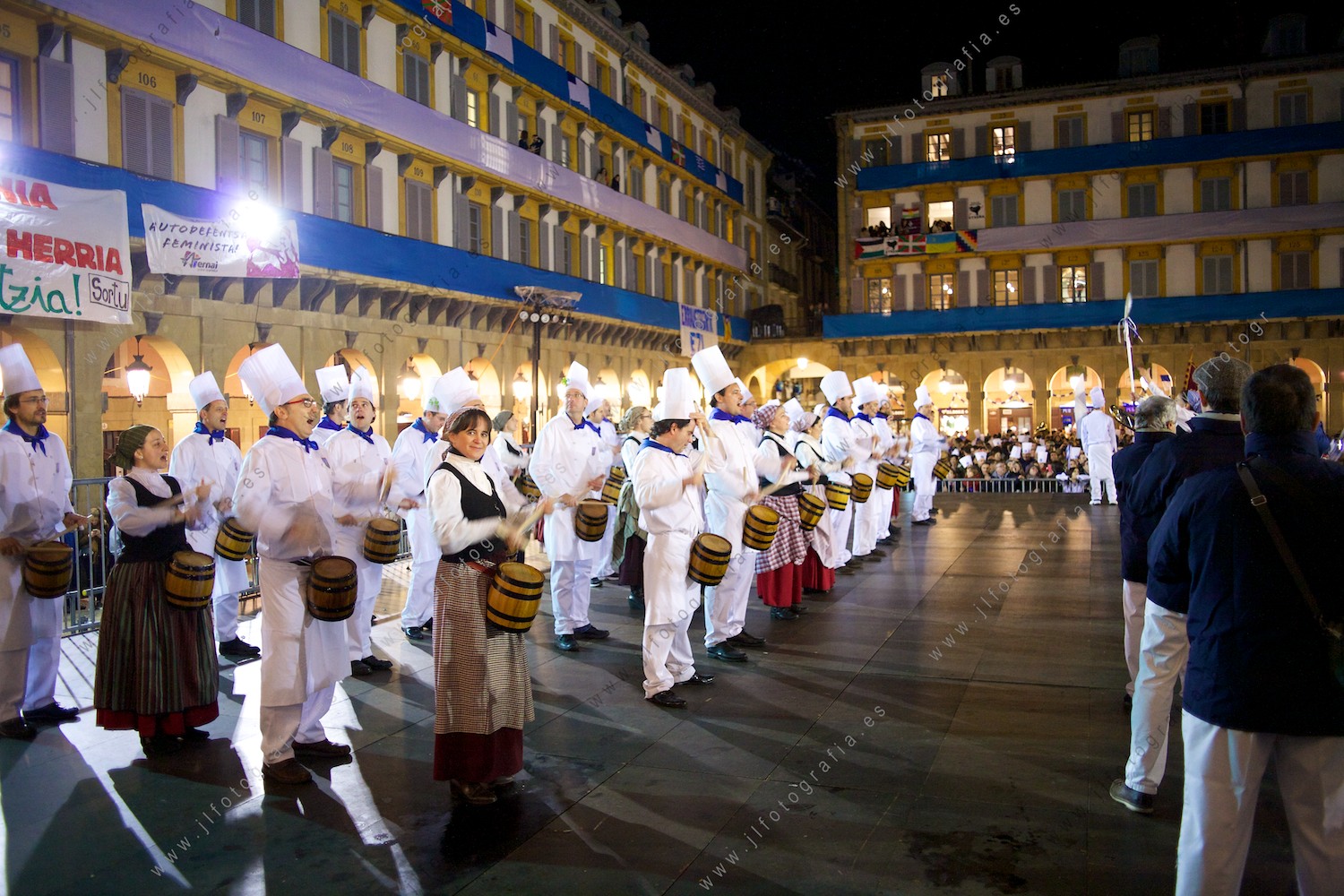 Las sociedades gastronómicas van dando conciertos en la plaza de la constitución tocando la música de Sarriegi.