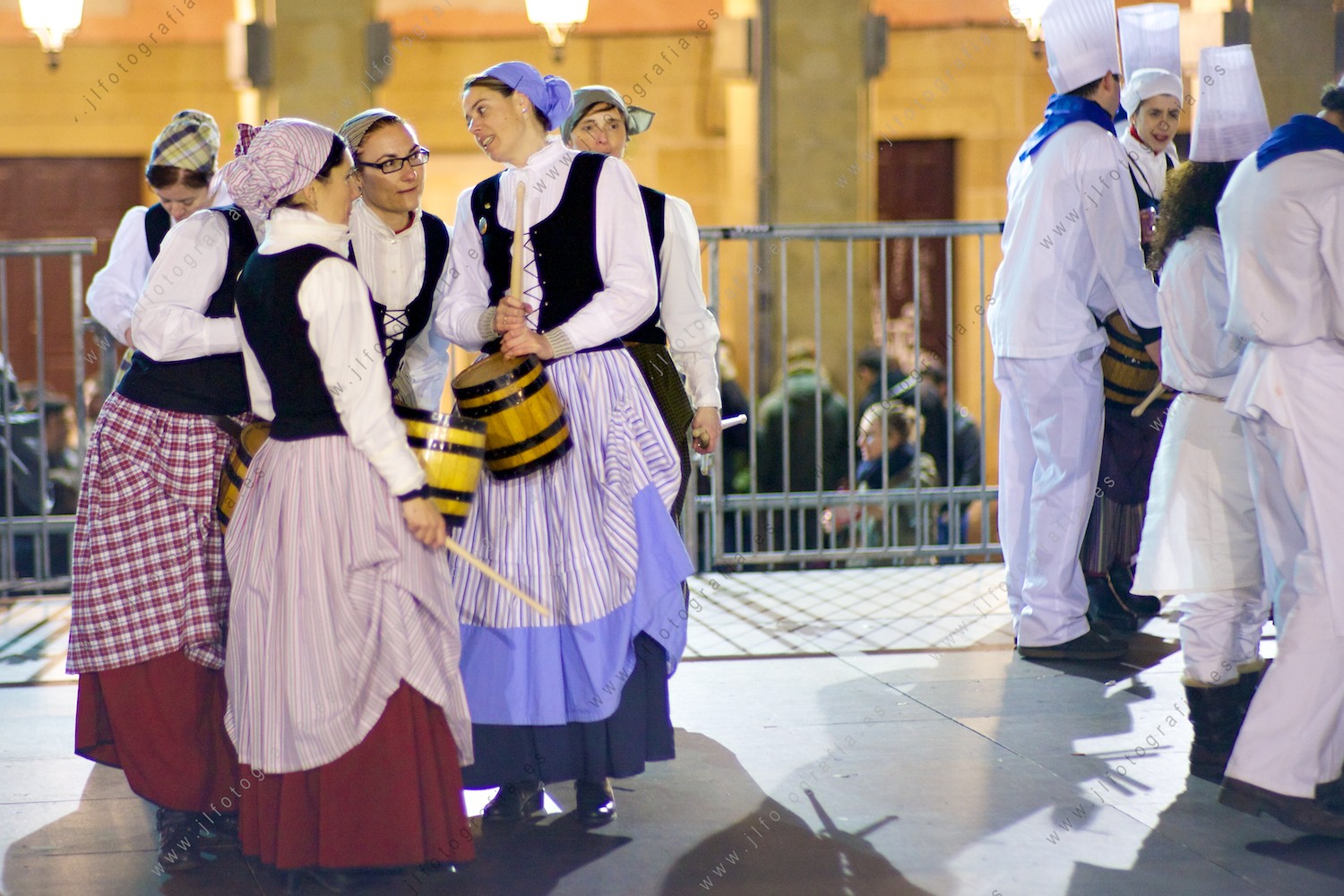 Grupo de cantineras durante la fiesta de la tamborrada de San Sebastián en la plaza de la Constitución.