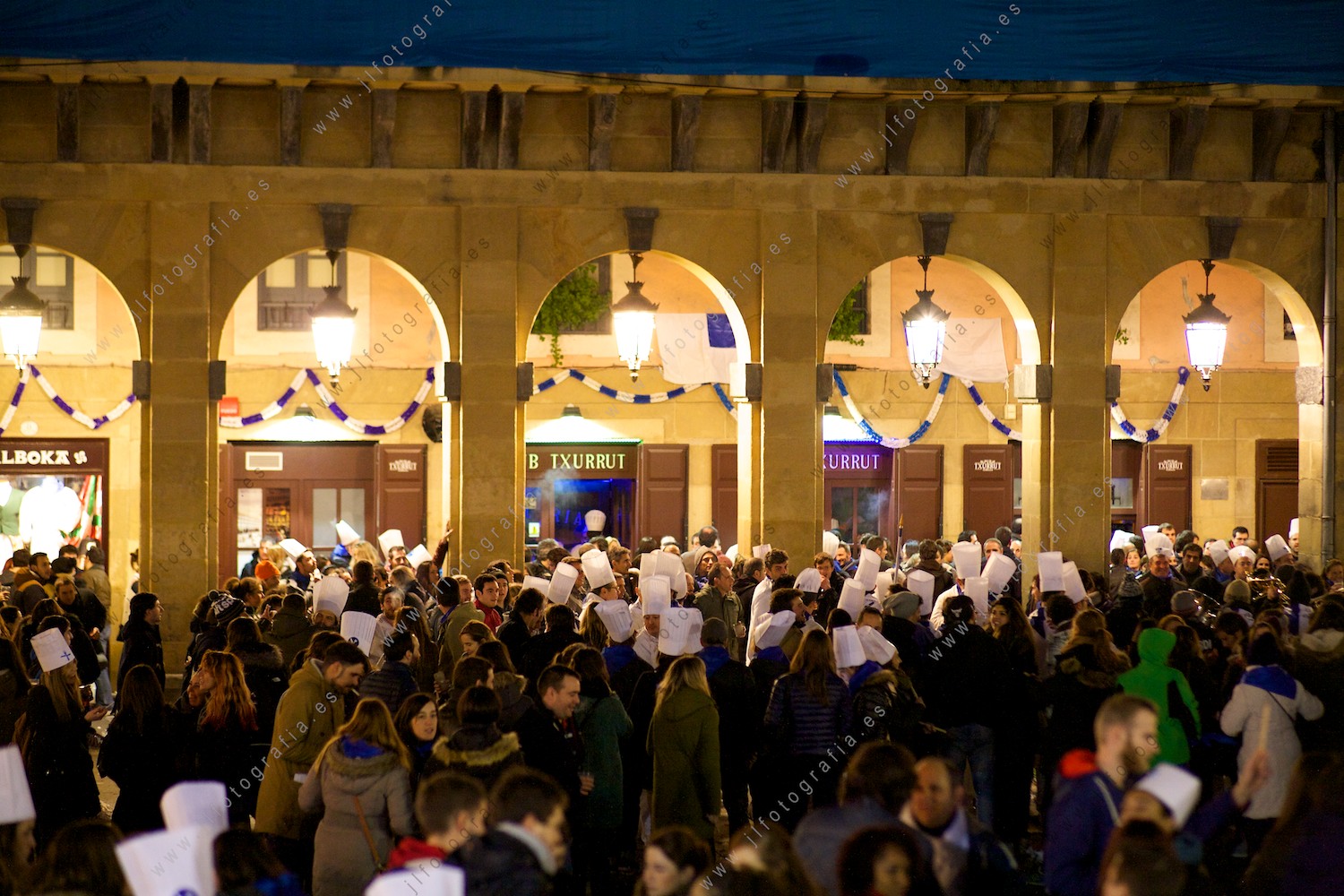 La plaza de la constitución de Donostia se llena toda la noche en la fiesta de la tamborrada .