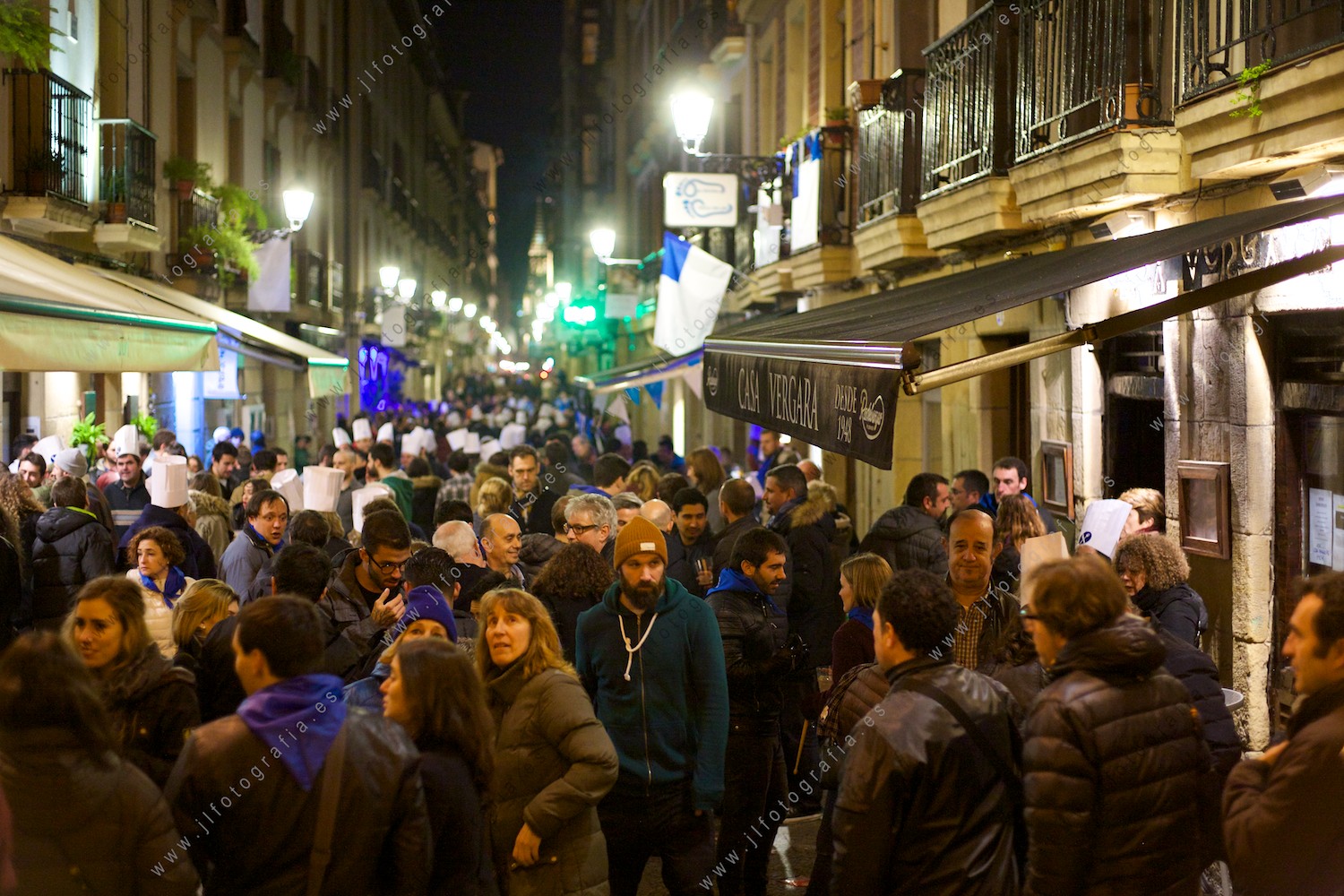 Donostia no duerme en la fiesta de la tamborrada de San Sebastián, todas las calles del casco viejo llenas.
