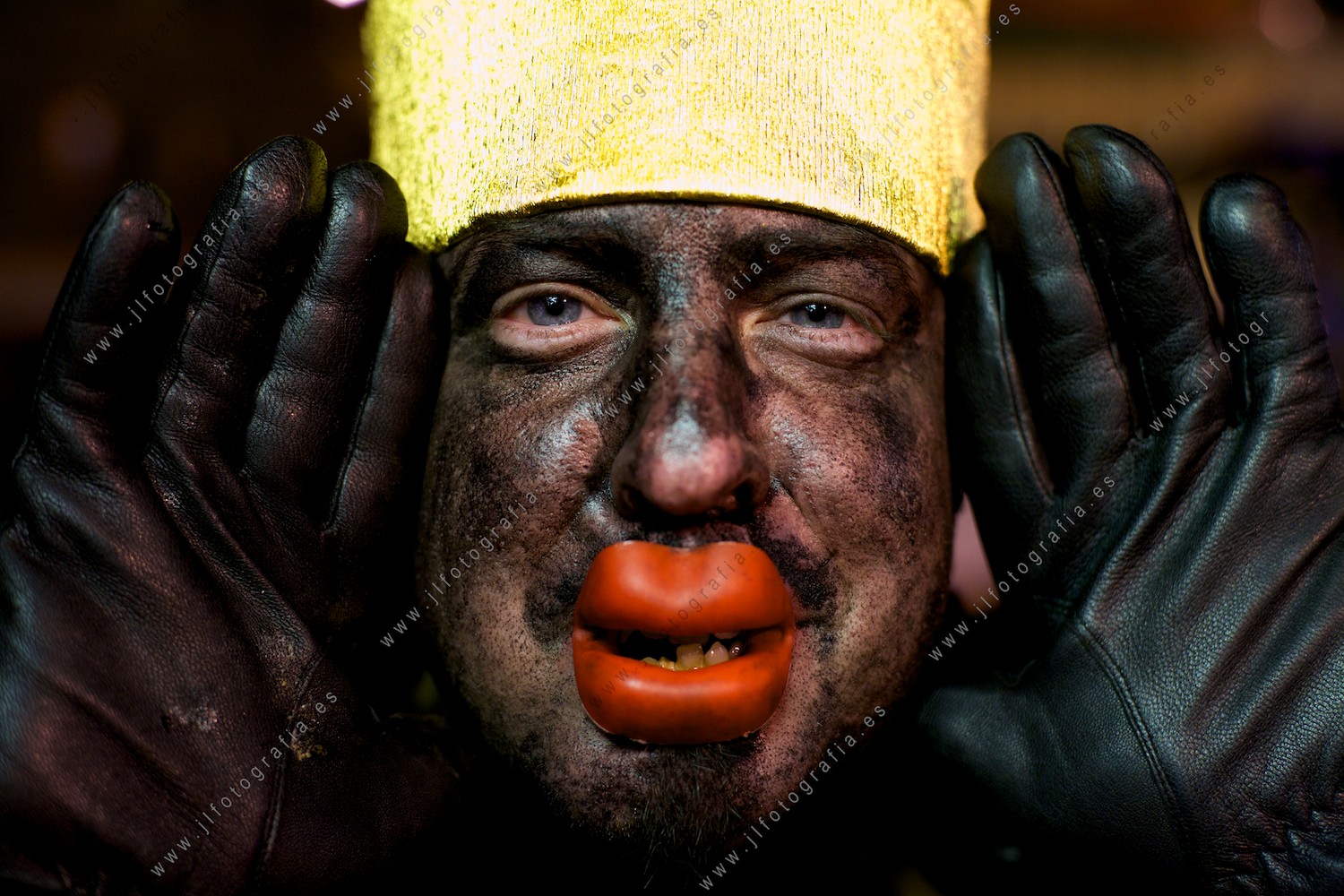 Un hombre se disfraza de negrito muy divertido en carnavales de Barakaldo