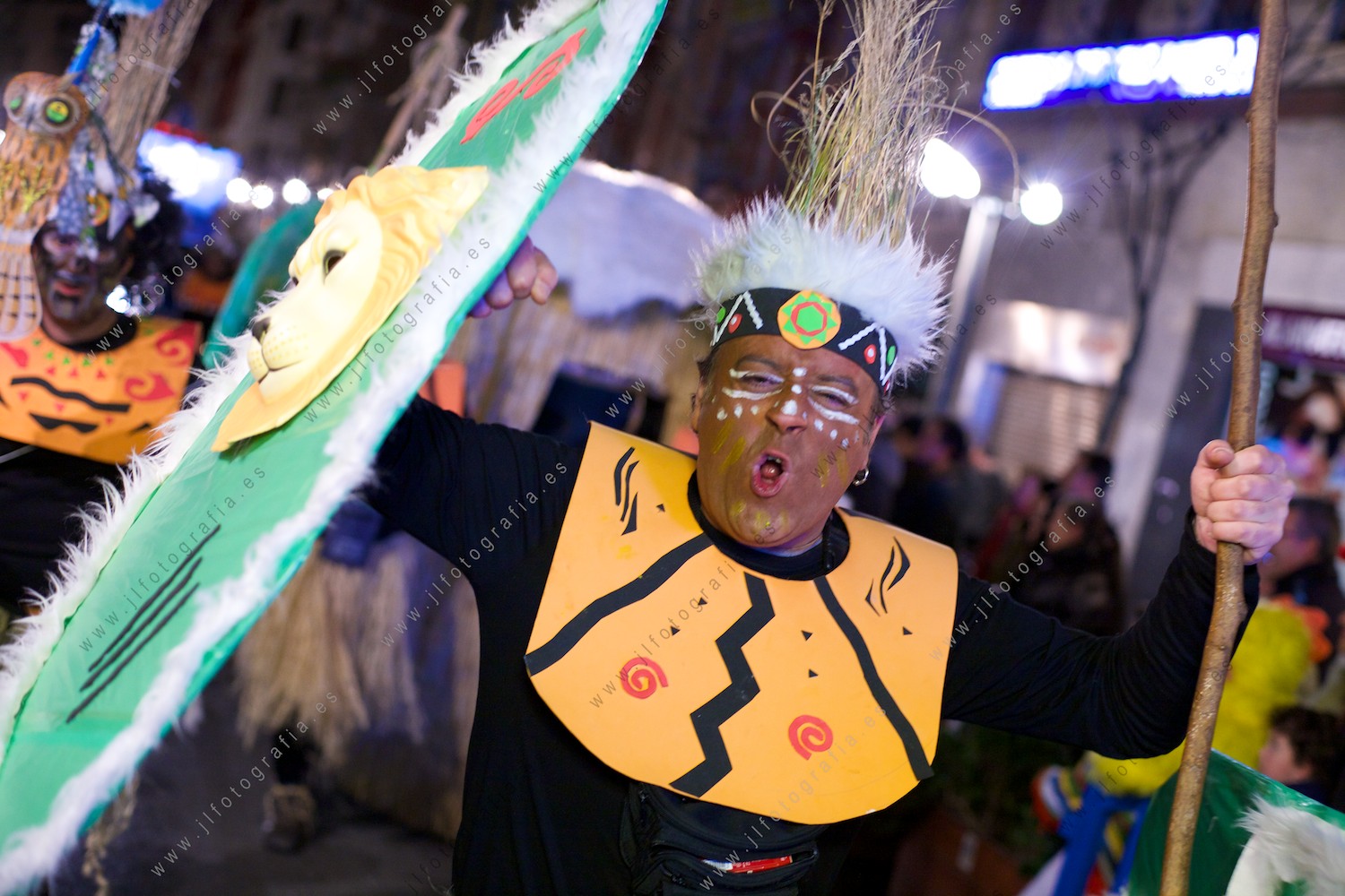 Un hombre disfrazado de guerrero zulú een carnavales de Barakaldo.
