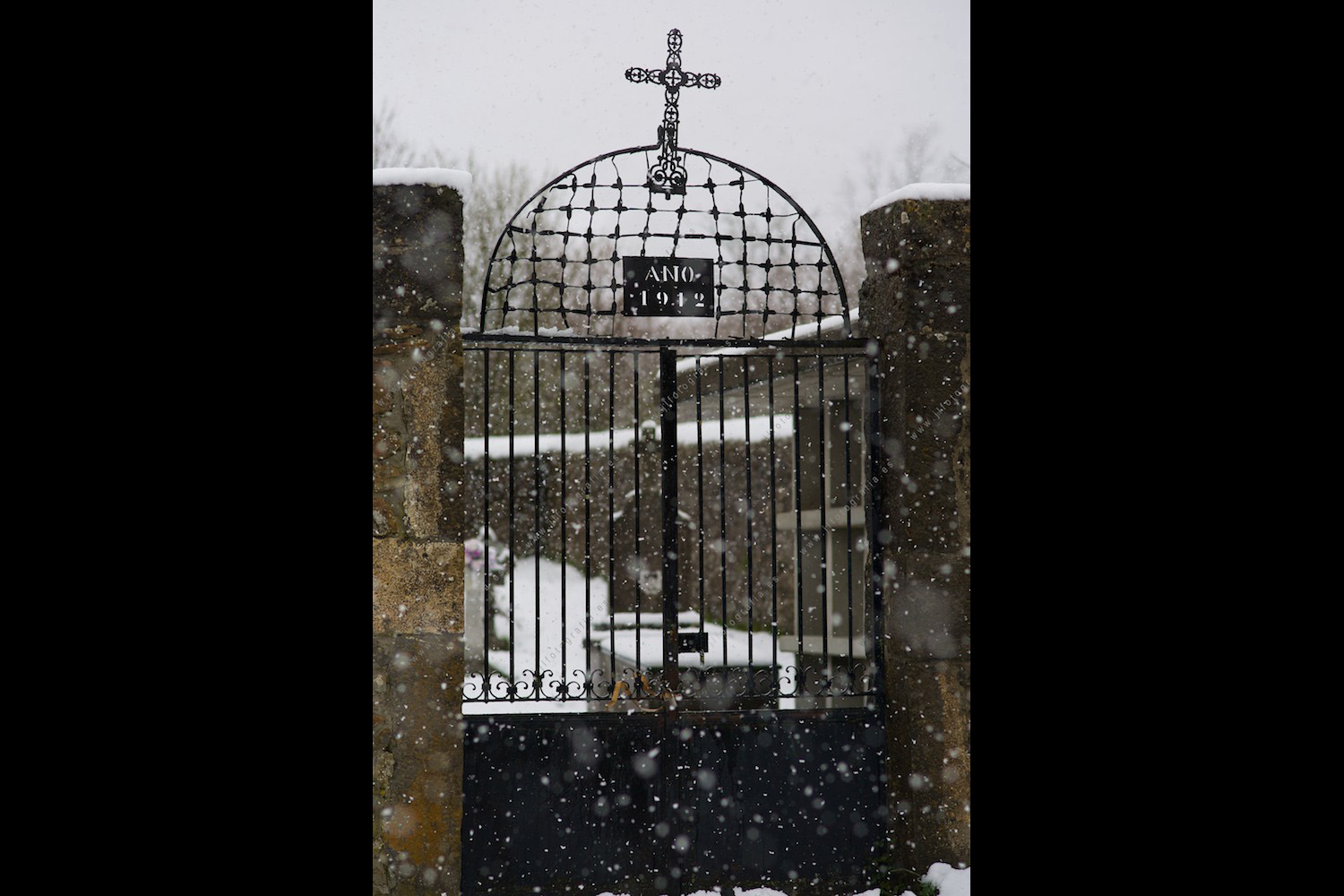 Entrada al cementerio de Bercedo con la imagen fría de la nevada.